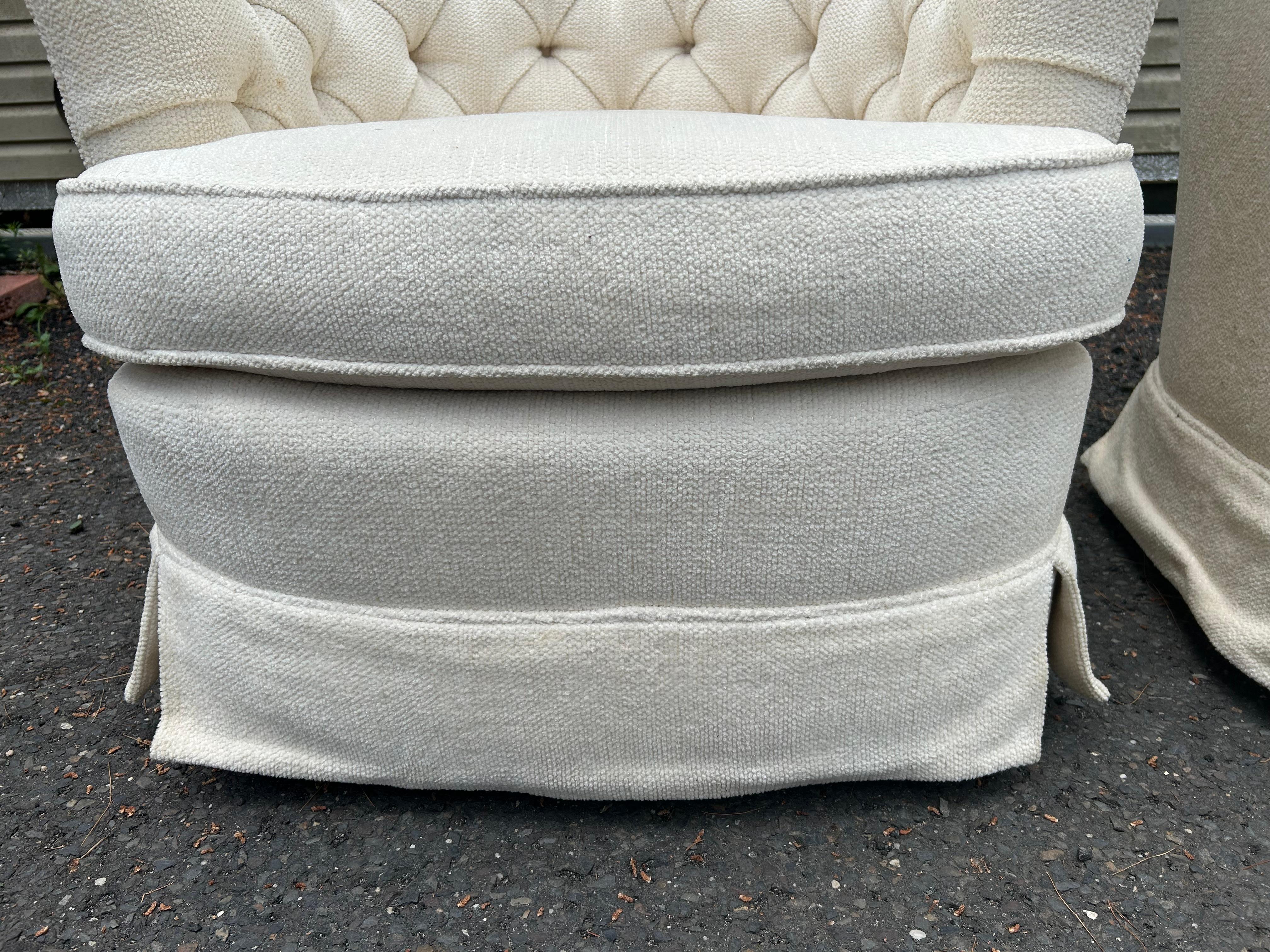 Belle paire de chaises longues tuftées à dossier baril de style Harvey Probber Bon état - En vente à Pemberton, NJ