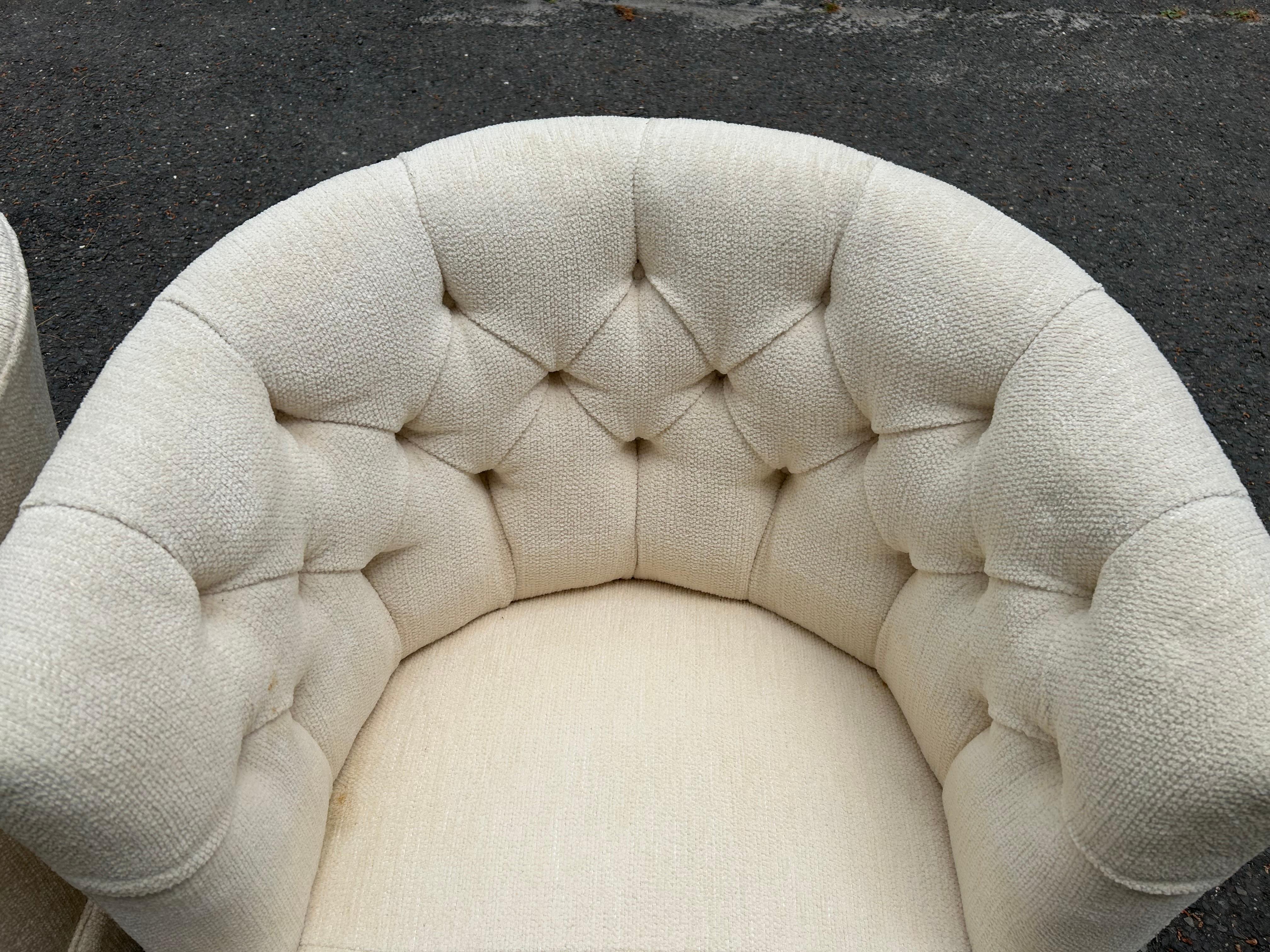Tissu d'ameublement Belle paire de chaises longues tuftées à dossier baril de style Harvey Probber en vente