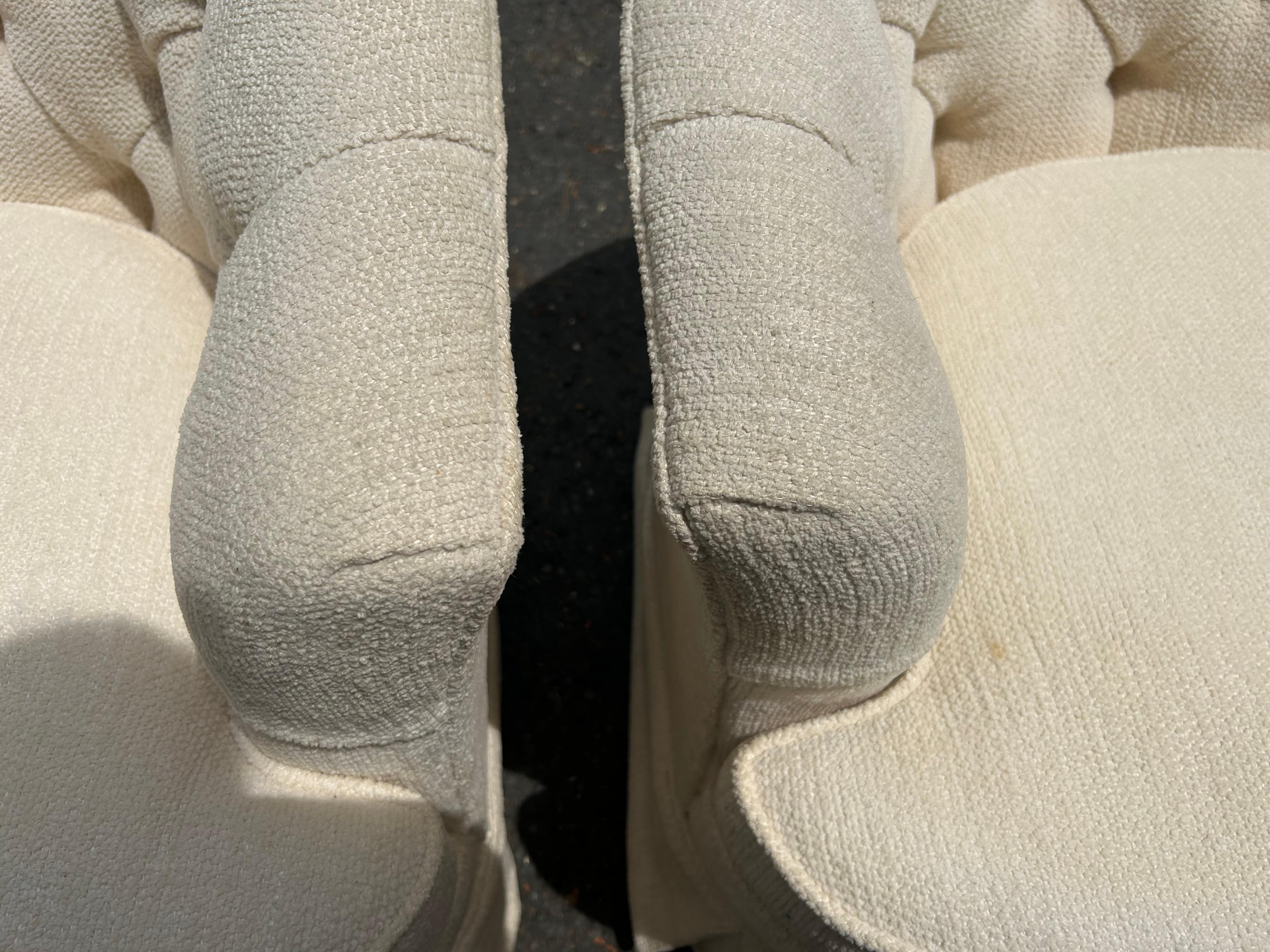 Belle paire de chaises longues tuftées à dossier baril de style Harvey Probber en vente 2