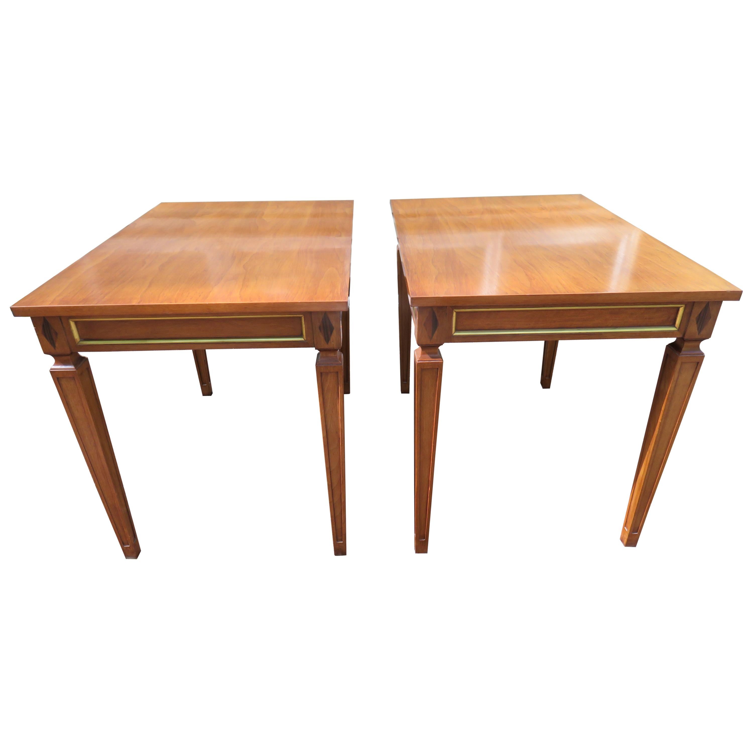 Paar schöne Beistelltische aus Nussbaumholz im Maison Jansen-Stil, Hollywood Regency im Angebot