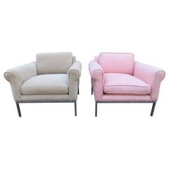 Belle paire de fauteuils de salon cubiques chromés à bras roulés attribués à Milo Baughman