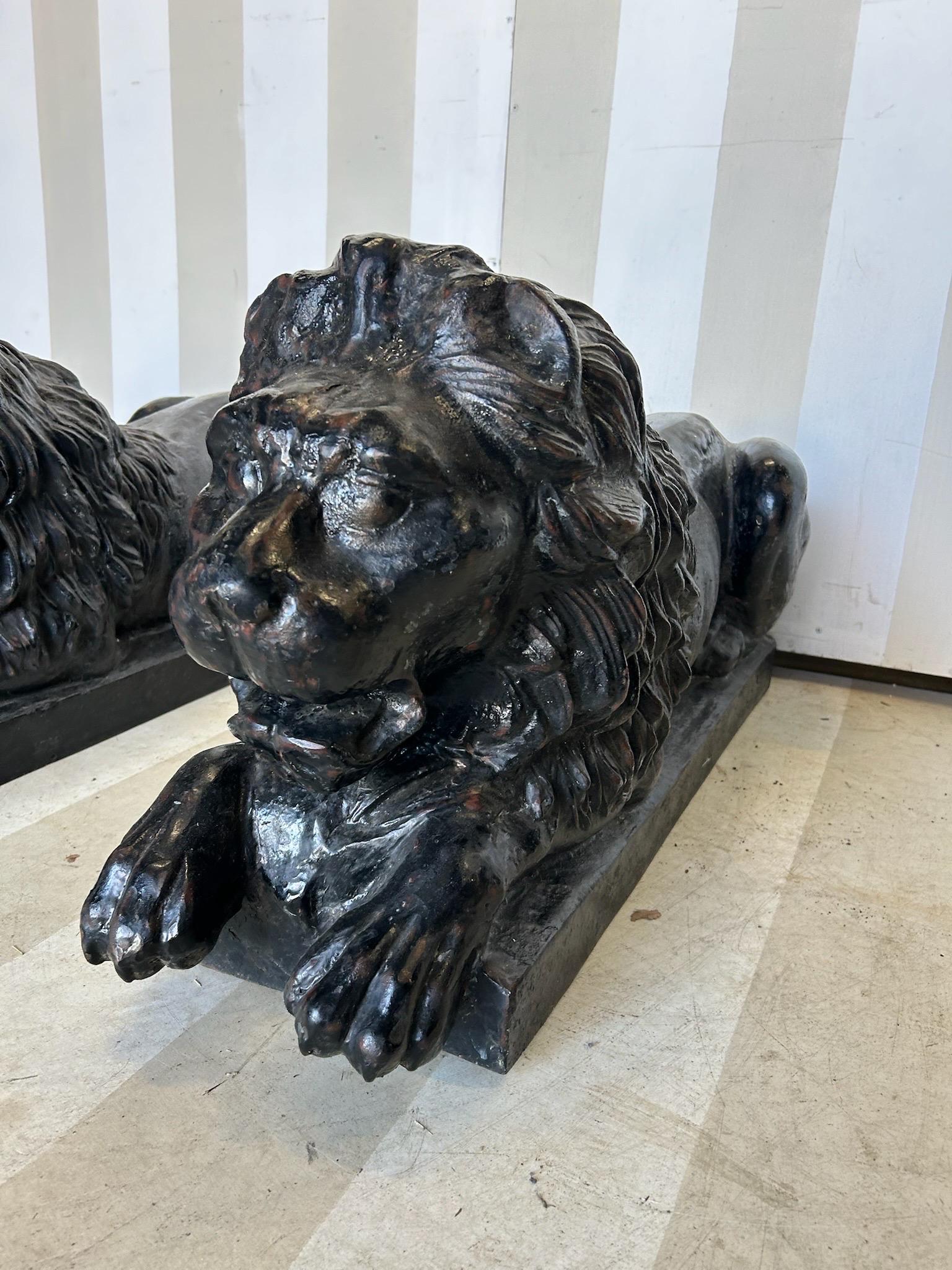 Handsome Pair of 19th Century American or English Cast Iron Lions en vente 5