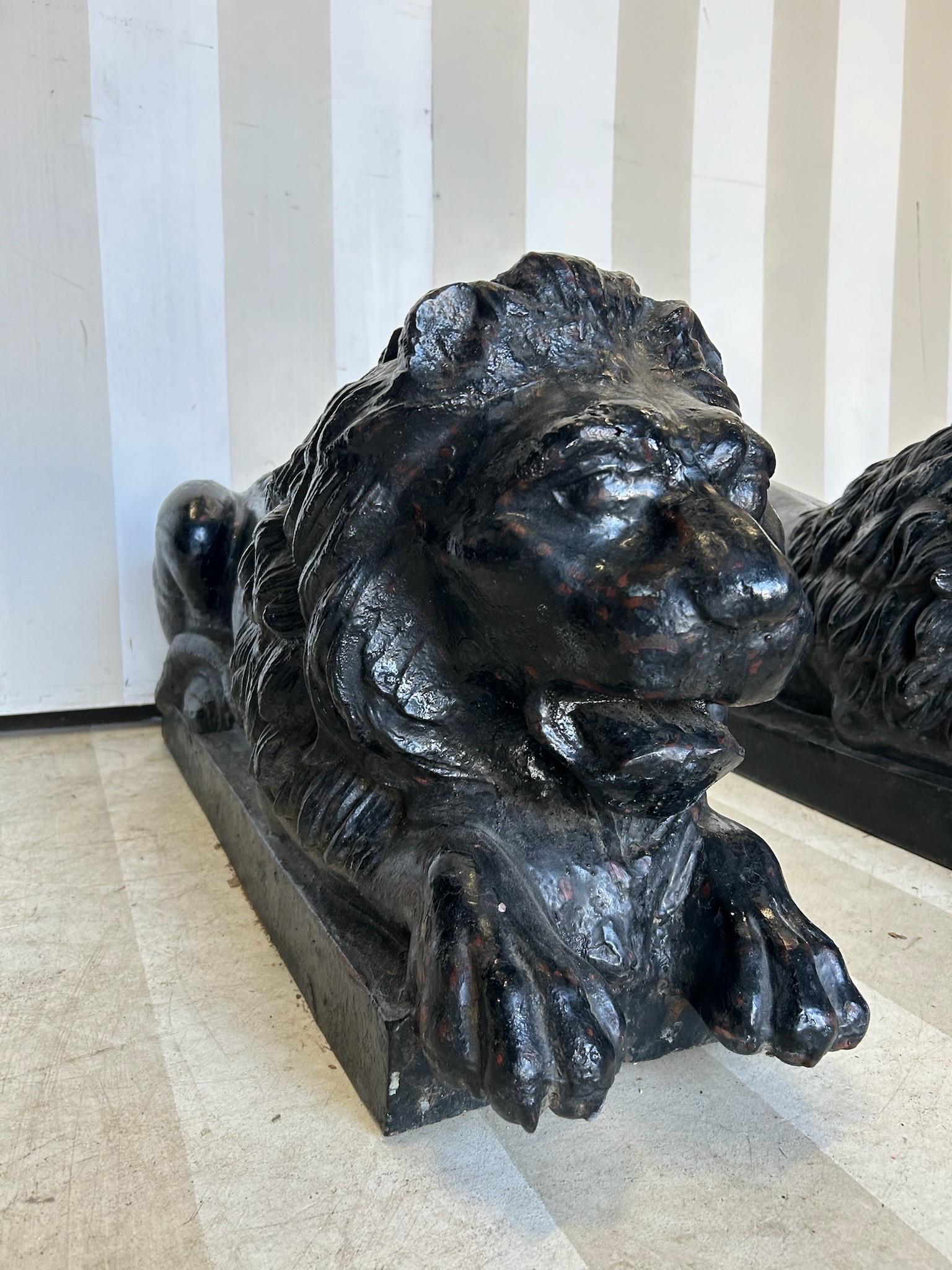 Handsome Pair of 19th Century American or English Cast Iron Lions en vente 6