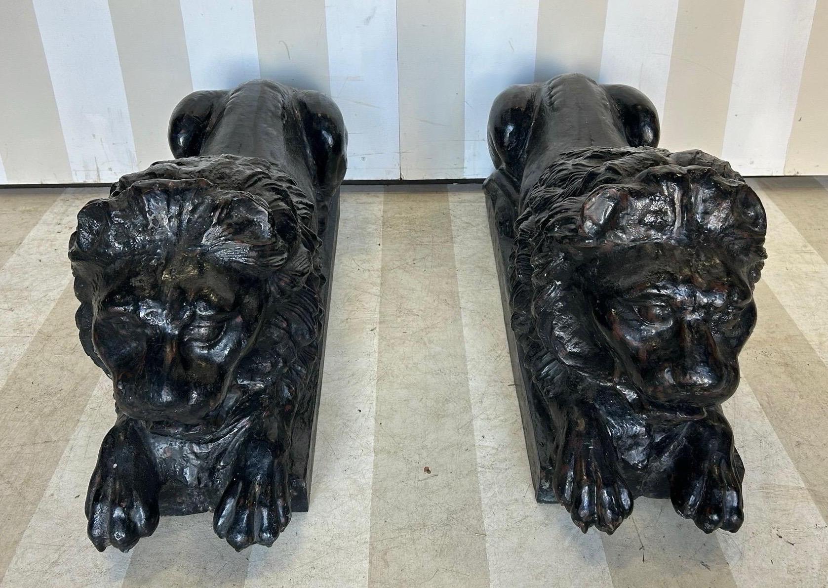 Belle paire de lions américains ou anglais du 19e siècle aux pattes fières. 