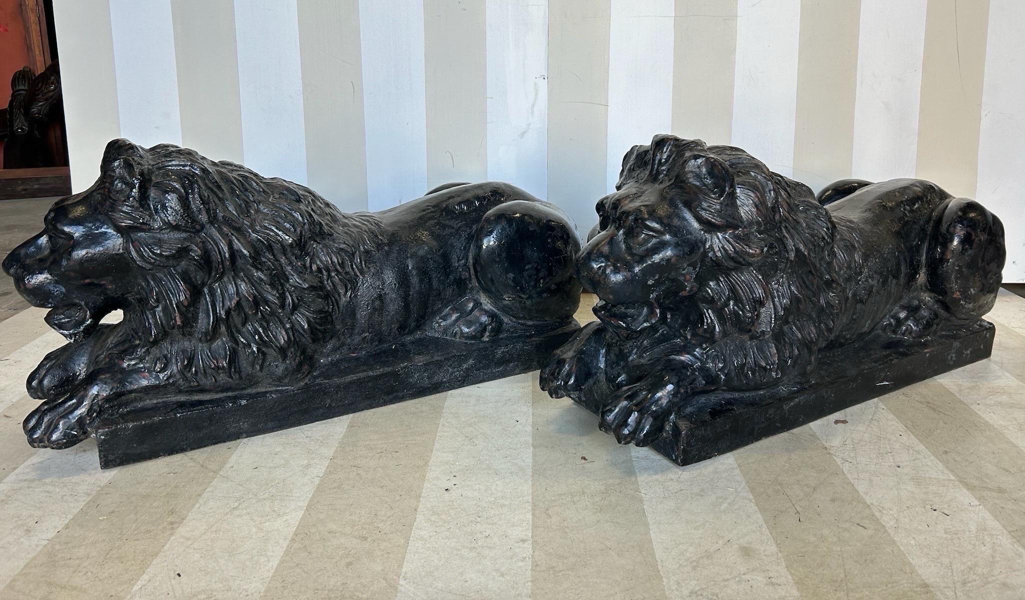 Handsome Pair of 19th Century American or English Cast Iron Lions Bon état - En vente à Richmond, VA