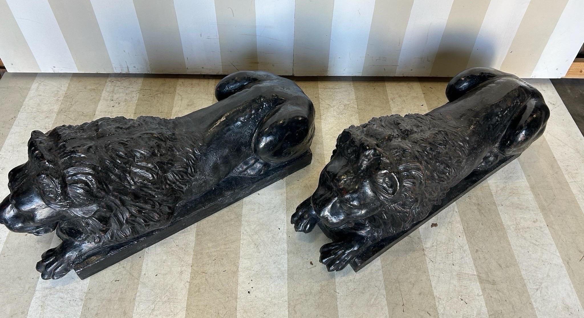 XIXe siècle Handsome Pair of 19th Century American or English Cast Iron Lions en vente
