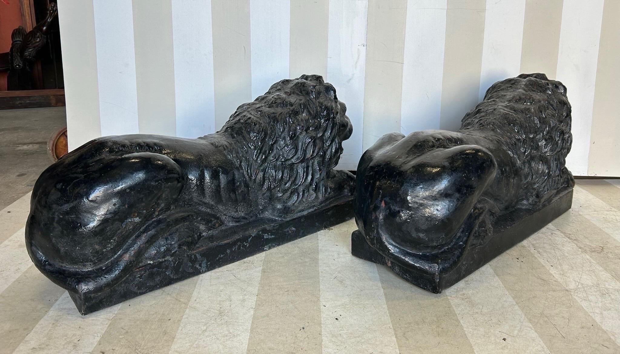 Fer Handsome Pair of 19th Century American or English Cast Iron Lions en vente
