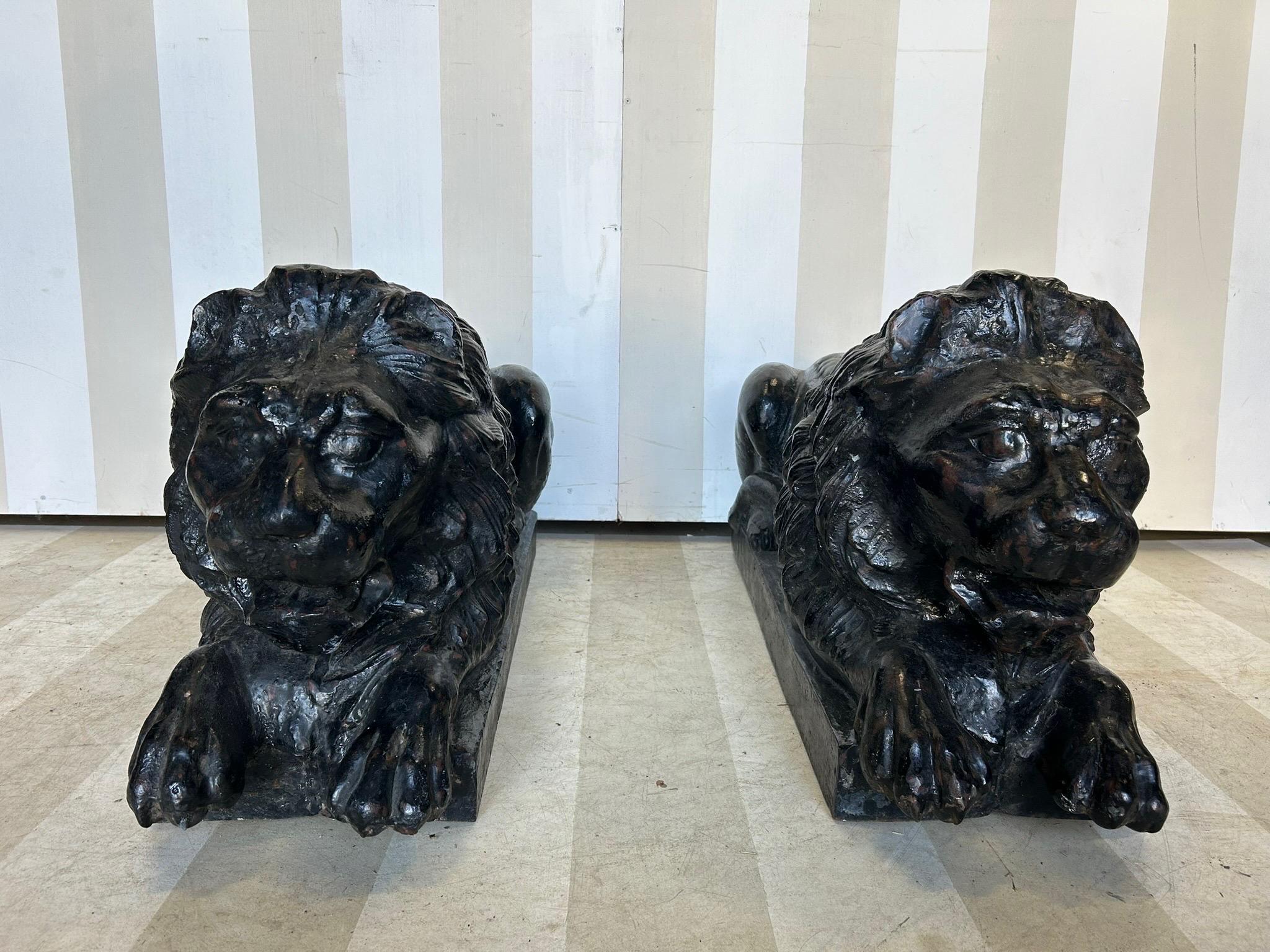 Handsome Pair of 19th Century American or English Cast Iron Lions en vente 1