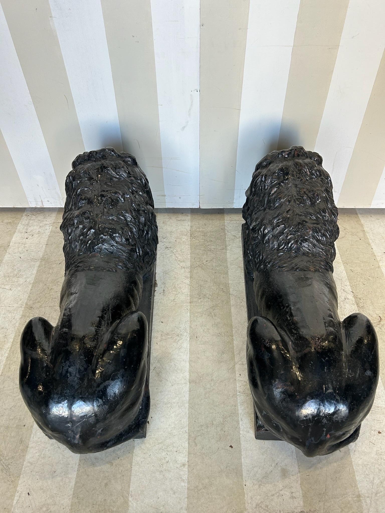 Handsome Pair of 19th Century American or English Cast Iron Lions en vente 2