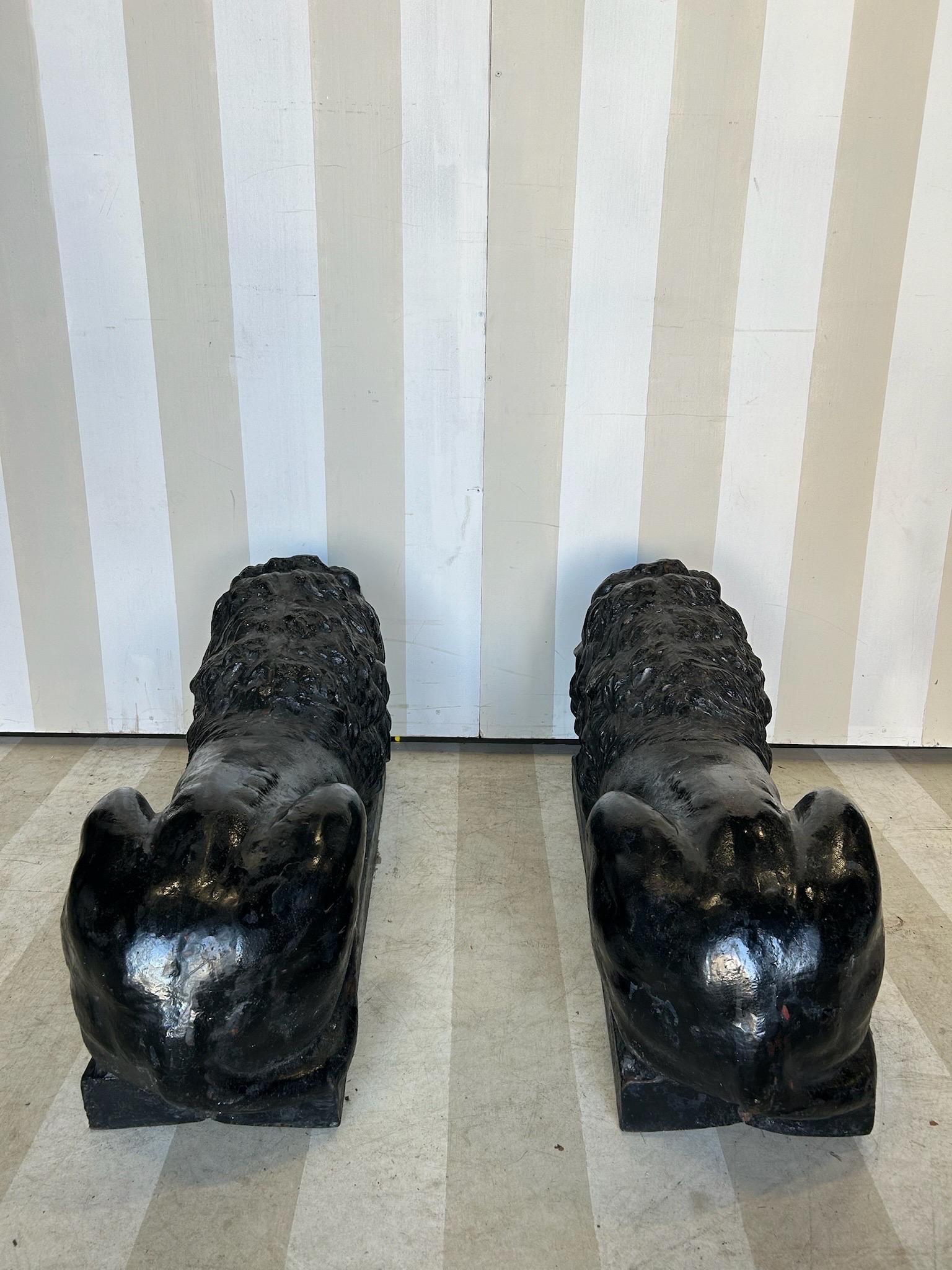 Handsome Pair of 19th Century American or English Cast Iron Lions en vente 3