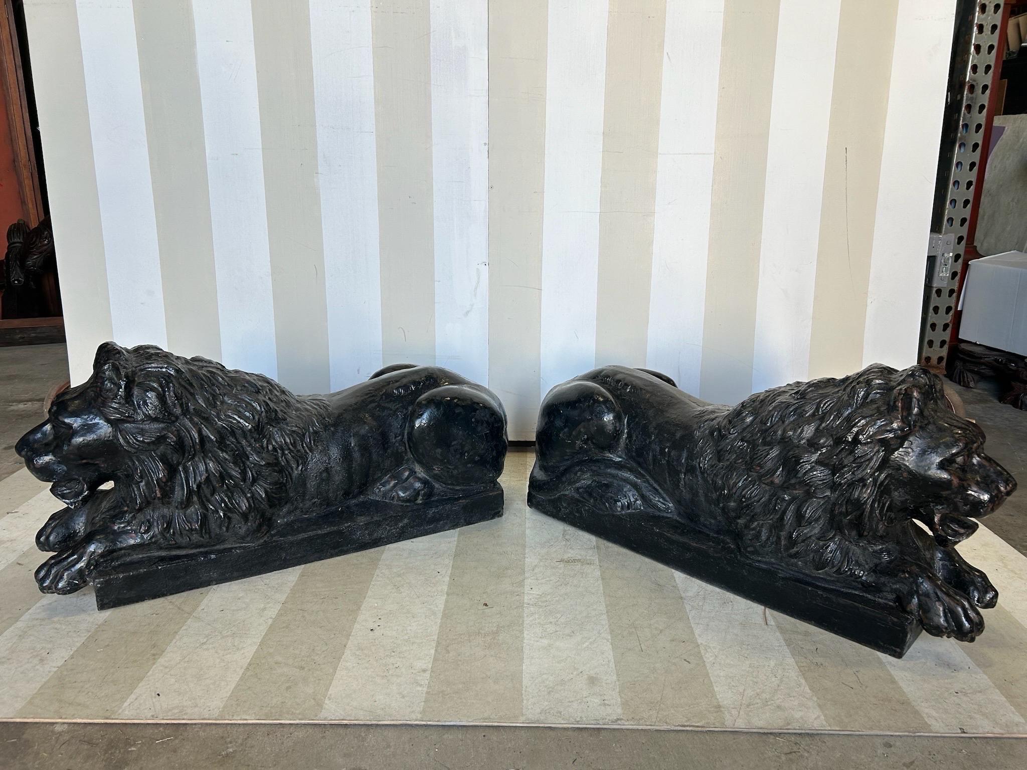 Handsome Pair of 19th Century American or English Cast Iron Lions en vente 4