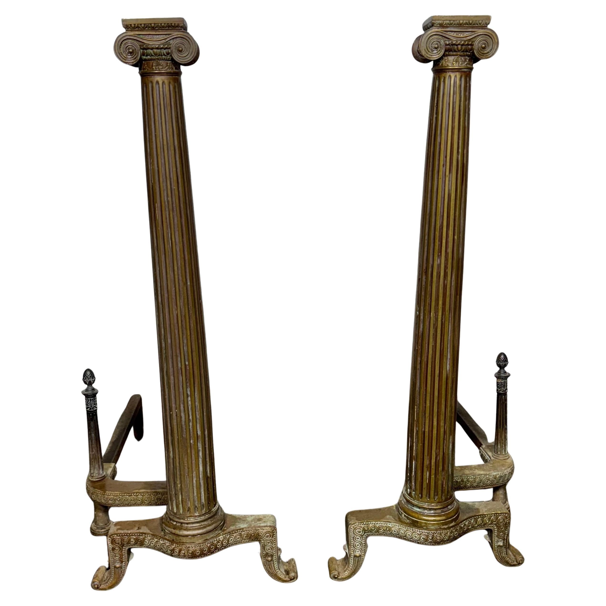 Bellissima coppia di androni neoclassici francesi del XIX secolo in bronzo a colonna