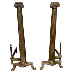 Belle paire de chenets néoclassiques français du 19ème siècle à colonne en bronze