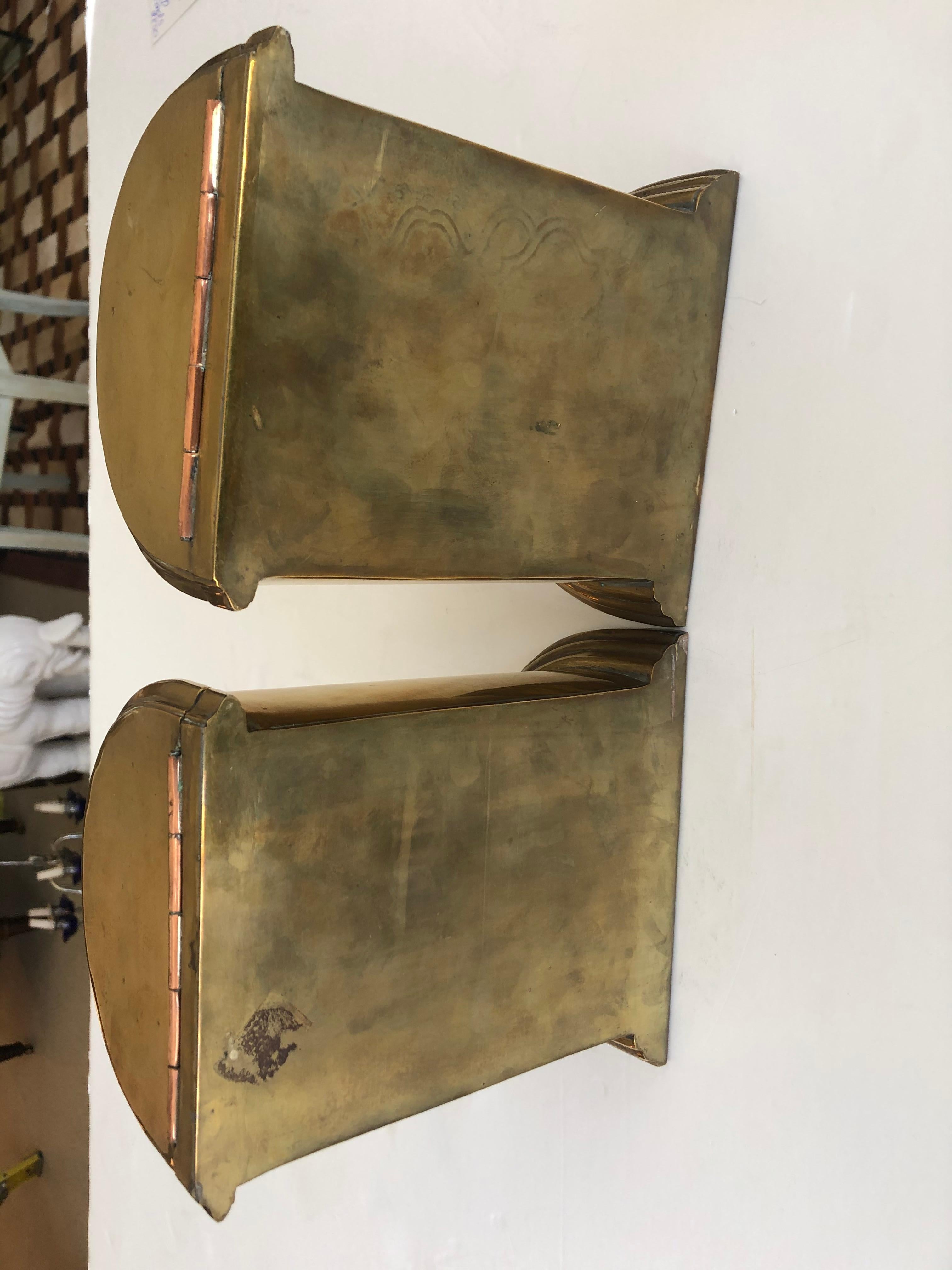 Schönes Paar antiker englischer Buchstützen aus gegossenem Messing und Kupfer im Zustand „Gut“ im Angebot in Hopewell, NJ