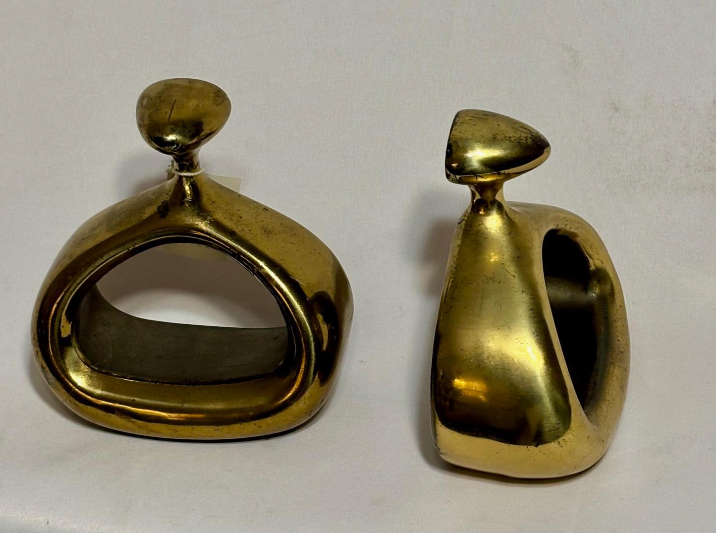 Possiedi un pezzo di storia delle arti decorative con i fermalibri a staffa di Ben Siebel, disegnati per Jenfred Ware.

Realizzati in ottone, questi fermalibri mostrano la miscela di forme scultoree e l'impegno di Seibel per un modernismo organico.