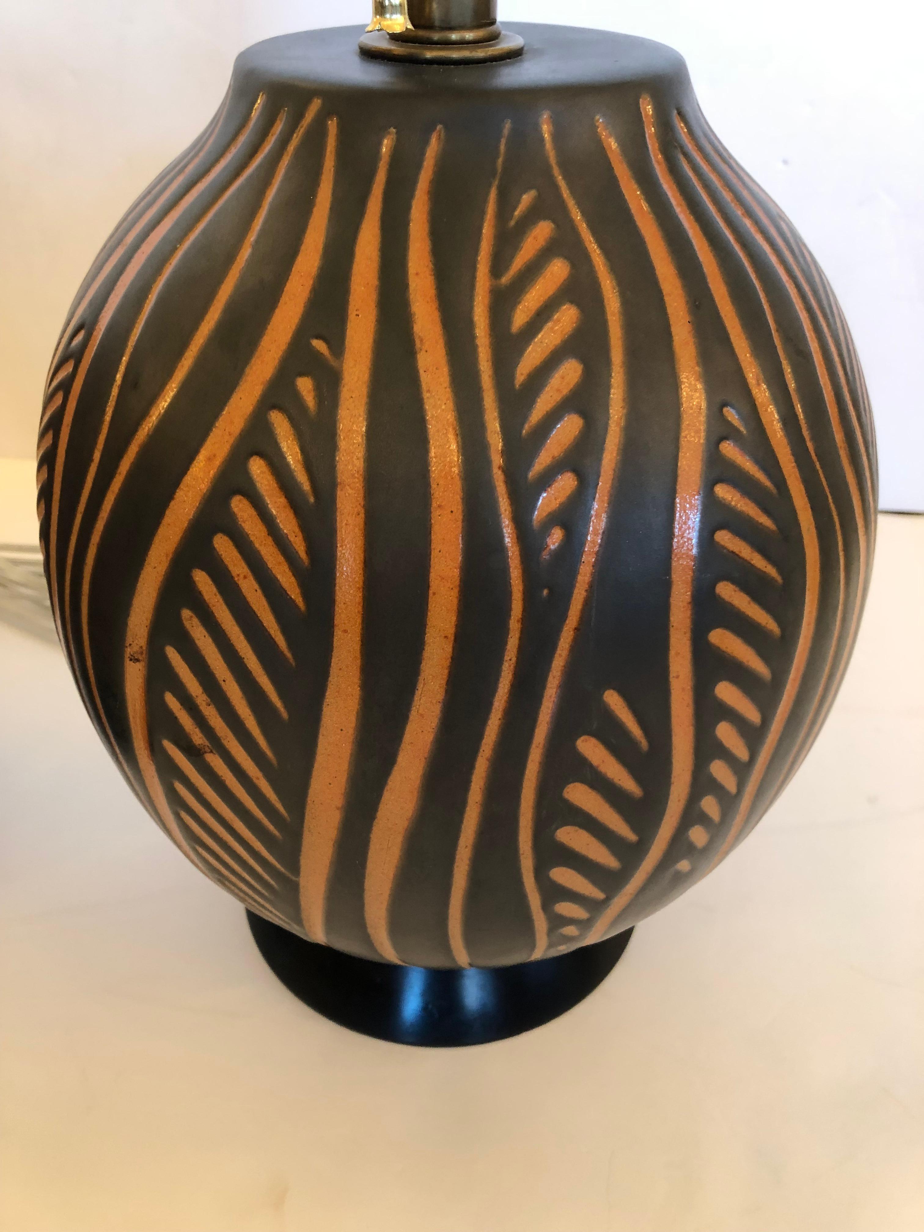 Schnes Paar schwarz-orangefarbener handgefertigter Keramik-Tischlampen (Moderne der Mitte des Jahrhunderts) im Angebot