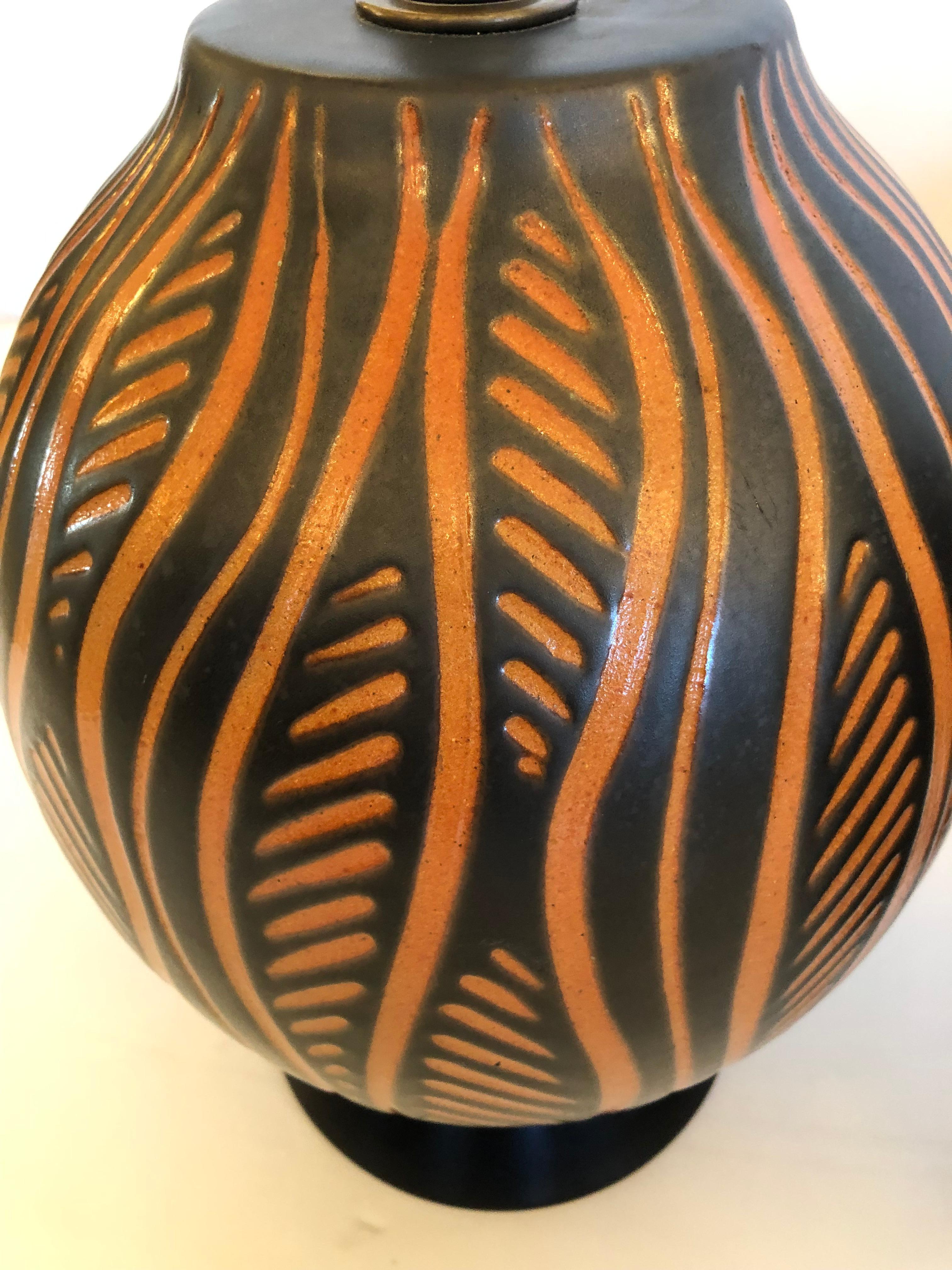Schnes Paar schwarz-orangefarbener handgefertigter Keramik-Tischlampen im Zustand „Gut“ im Angebot in Hopewell, NJ