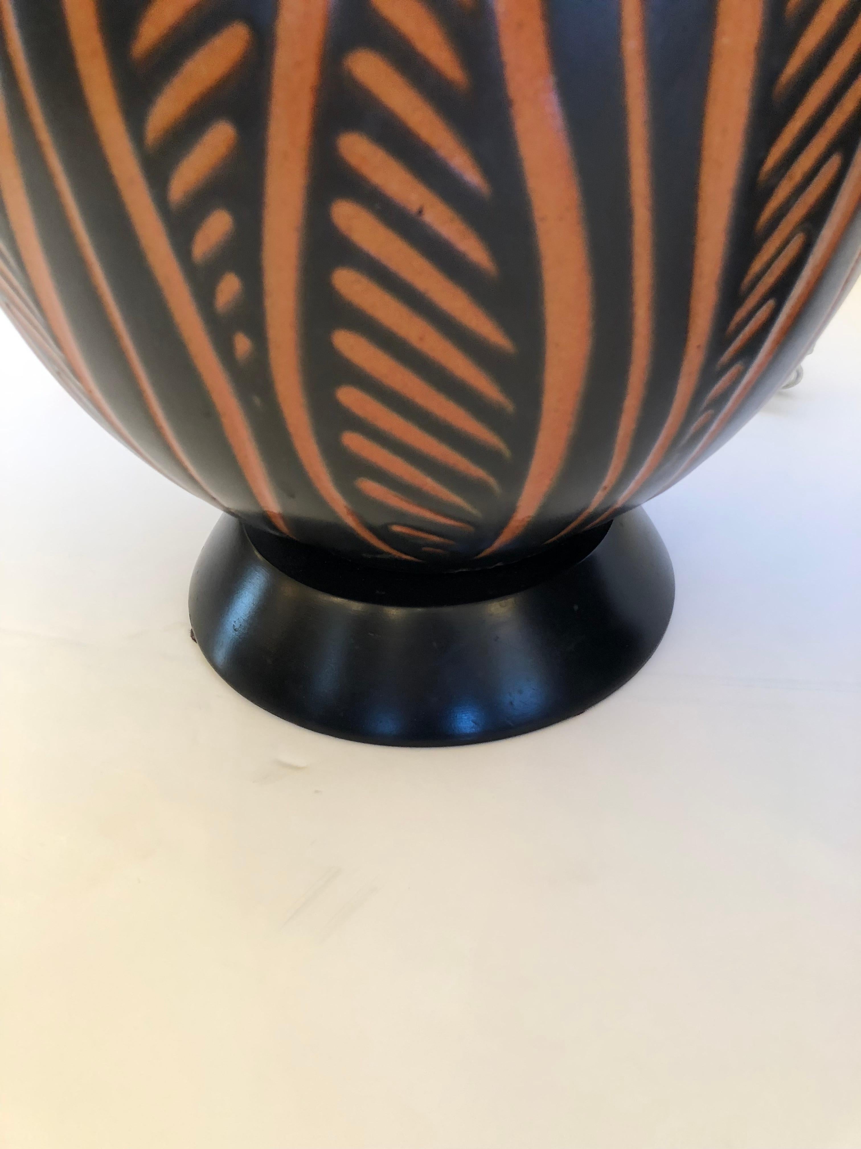 Schnes Paar schwarz-orangefarbener handgefertigter Keramik-Tischlampen im Angebot 1