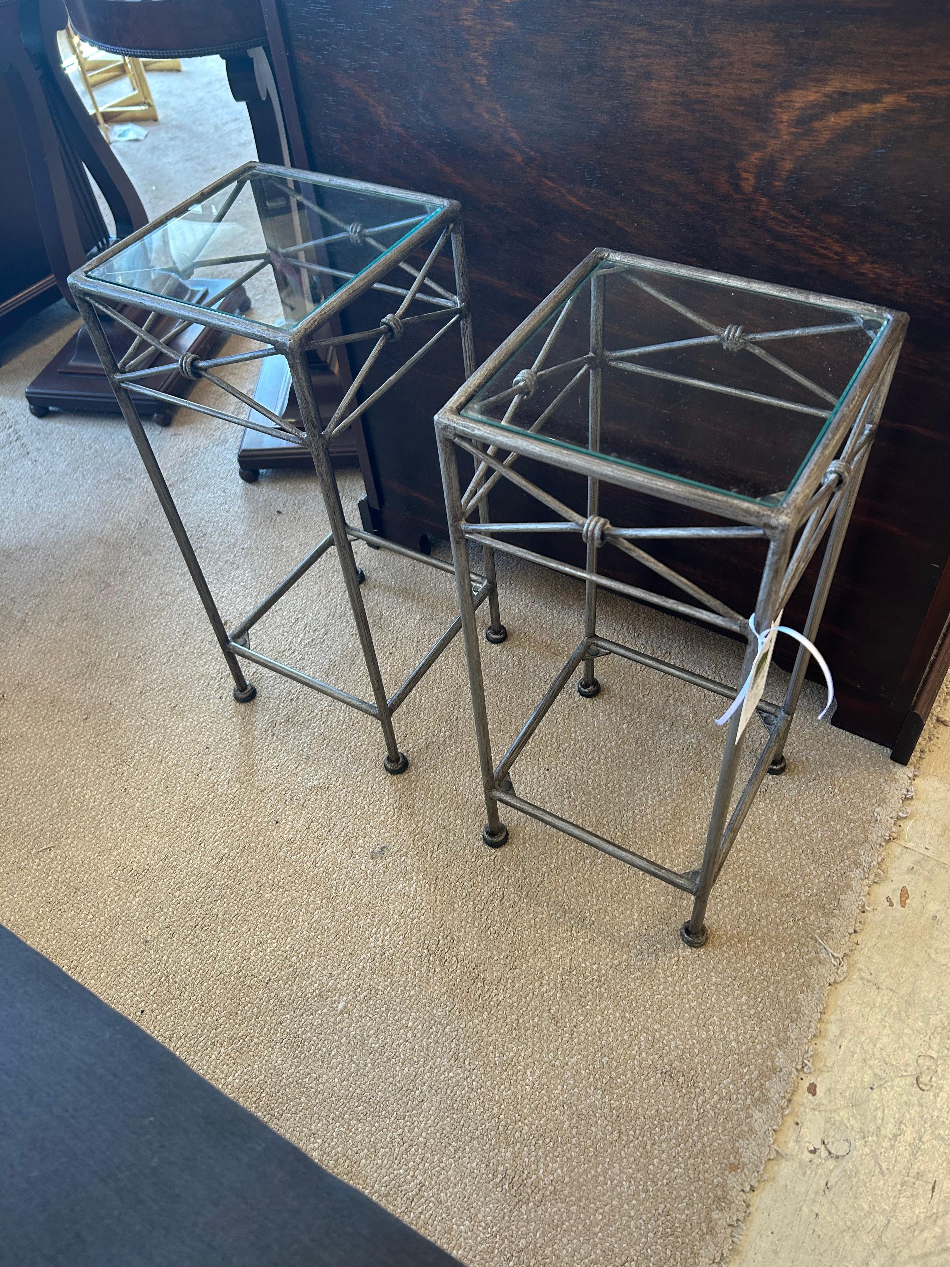 Belle paire de petites tables à Martini d'appoint en verre et fer en vente 2