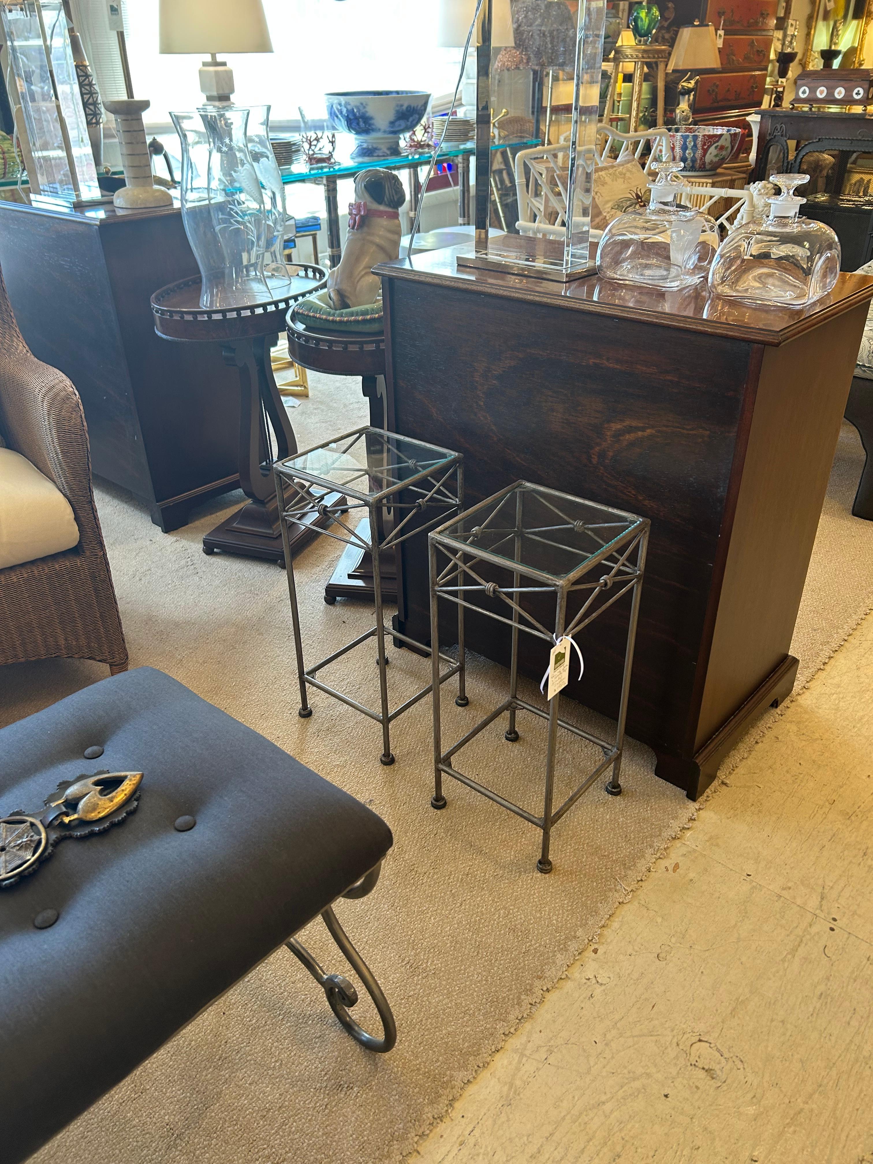 Belle paire de petites tables à Martini d'appoint en verre et fer en vente 3