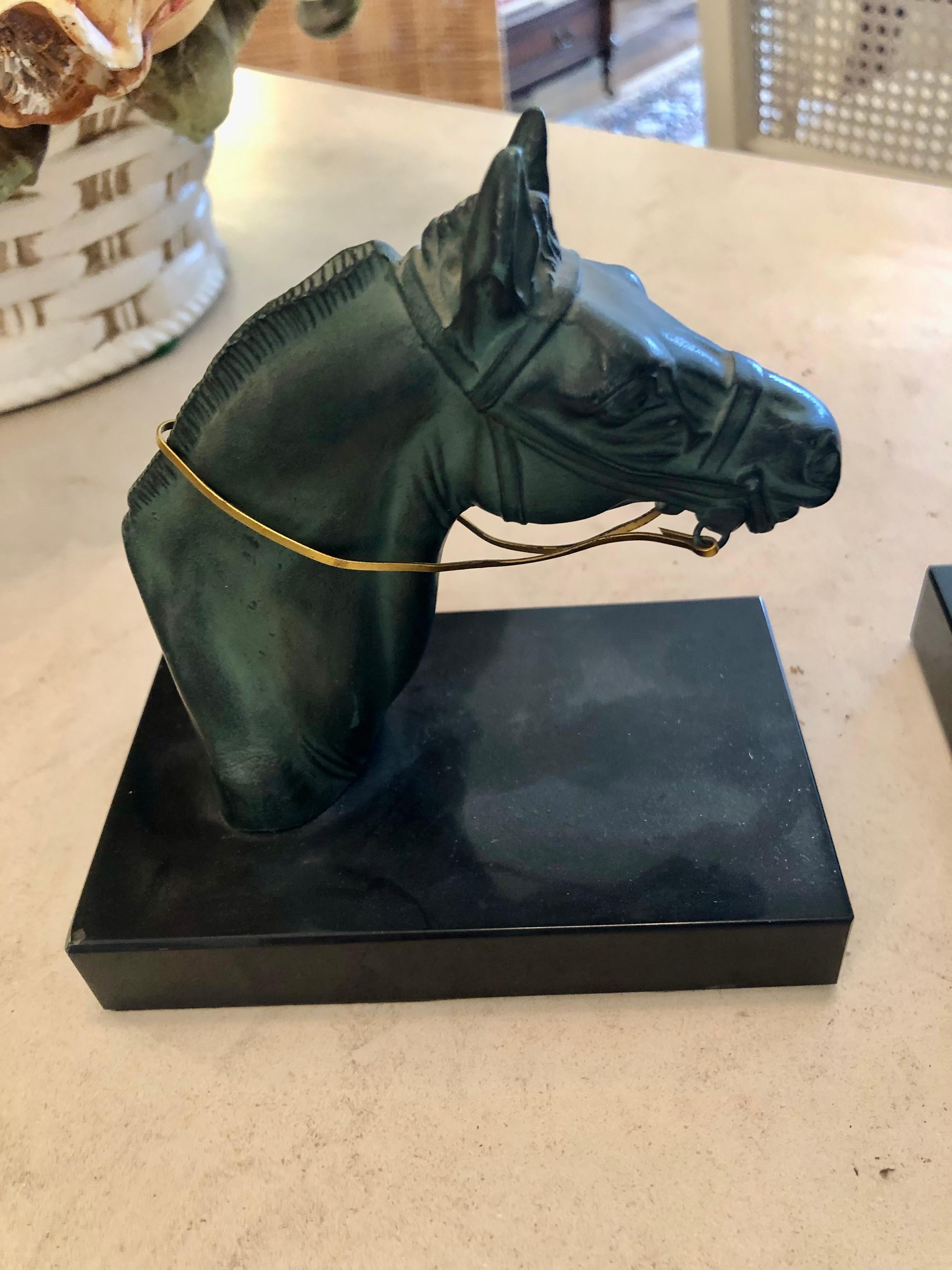 Fine XX secolo Bellissima coppia di reggilibri equestri in Verdigris in vendita
