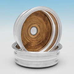 Belle paire de sous-verres à vin en argent de la période George IV fabriqués en 1826