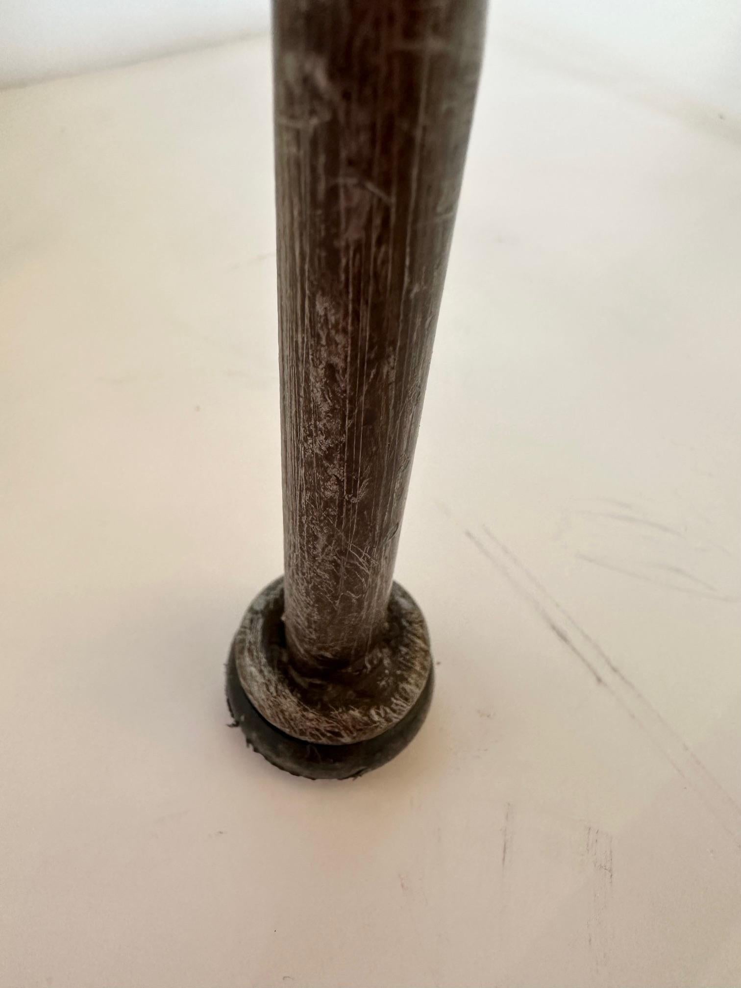 Paire de petites tables d'appoint carrées en fer et en verre présentant un style et une fonction remarquables.
