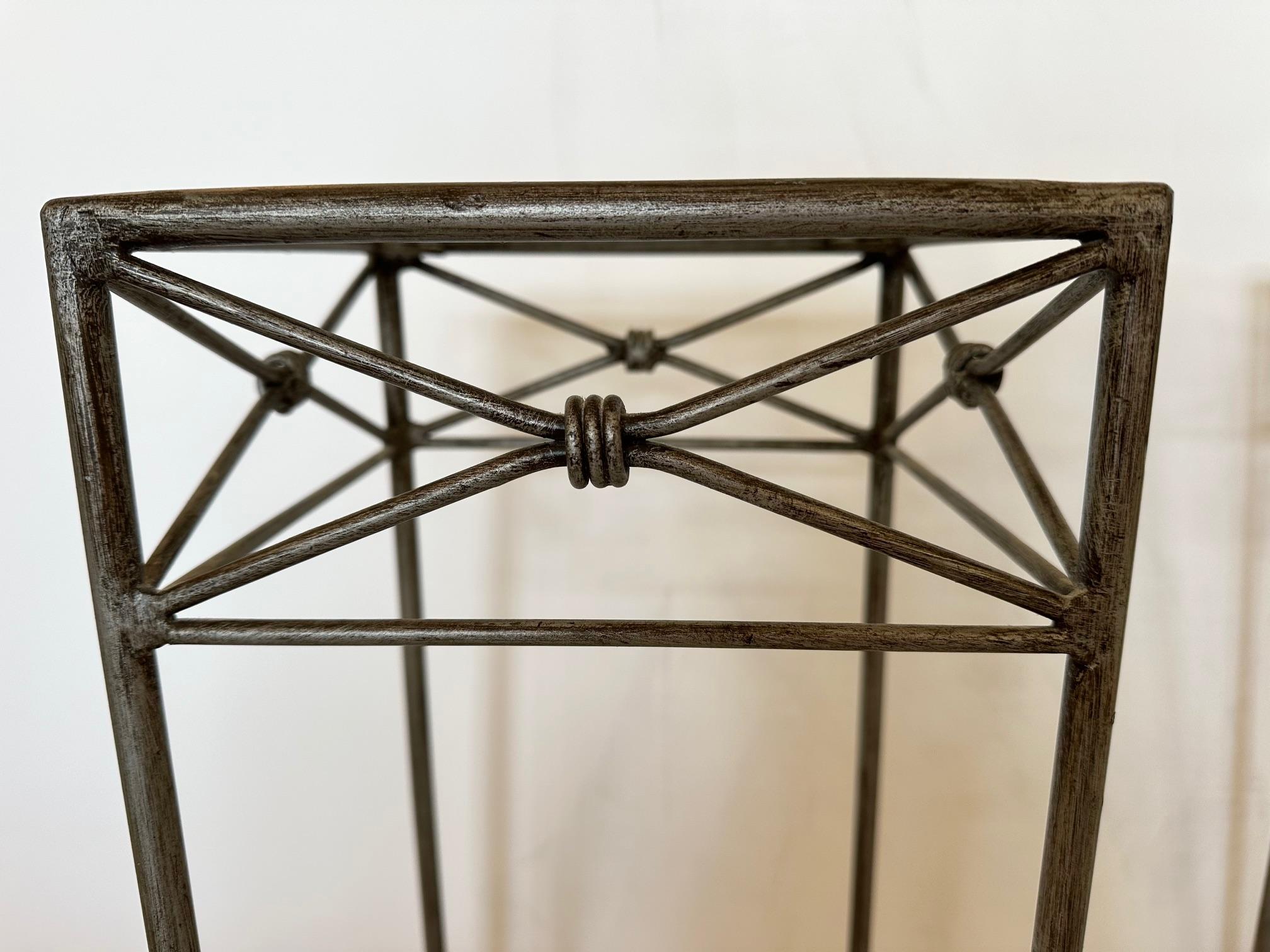 Américain Belle paire de petites tables à Martini d'appoint en verre et fer en vente