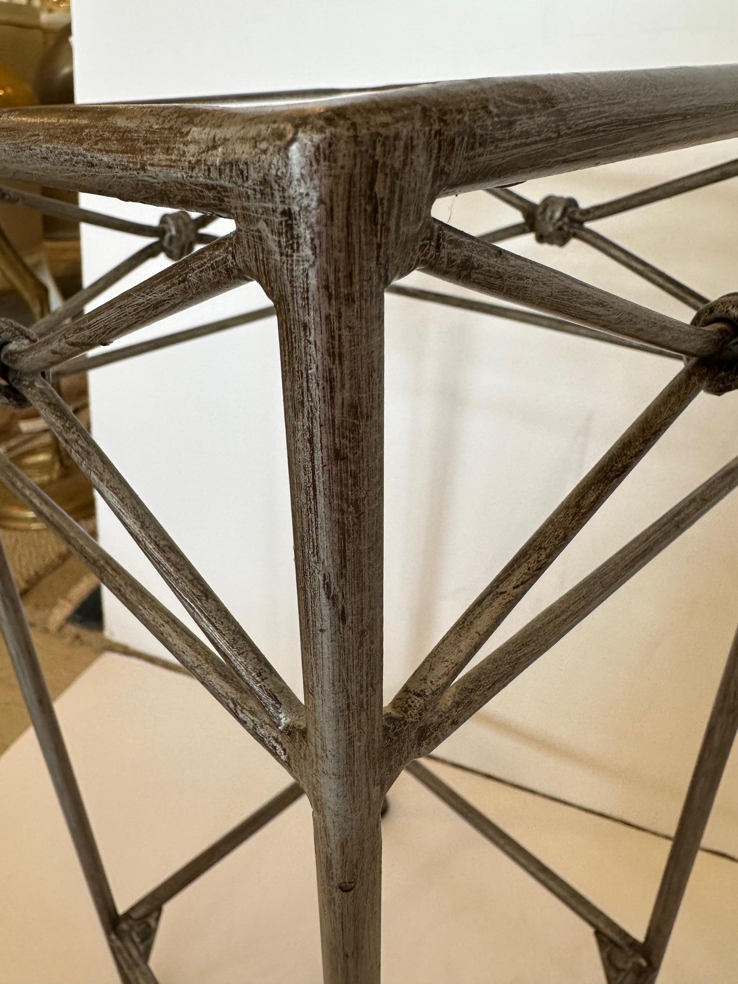 Belle paire de petites tables à Martini d'appoint en verre et fer Bon état - En vente à Hopewell, NJ