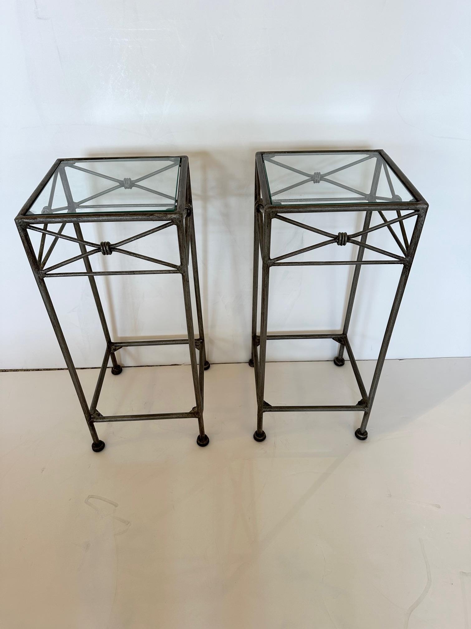 Fin du 20e siècle Belle paire de petites tables à Martini d'appoint en verre et fer en vente