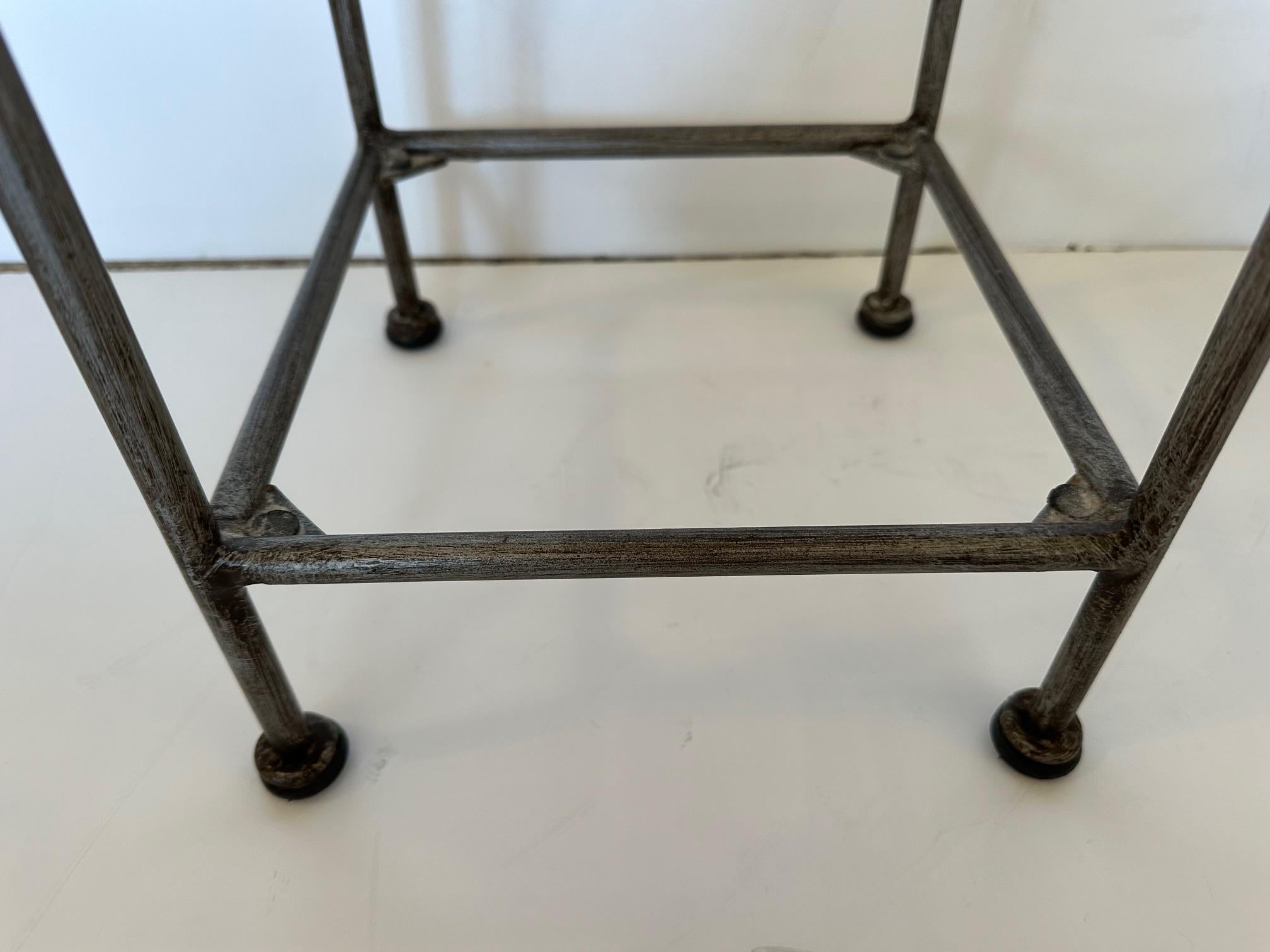 Belle paire de petites tables à Martini d'appoint en verre et fer en vente 1
