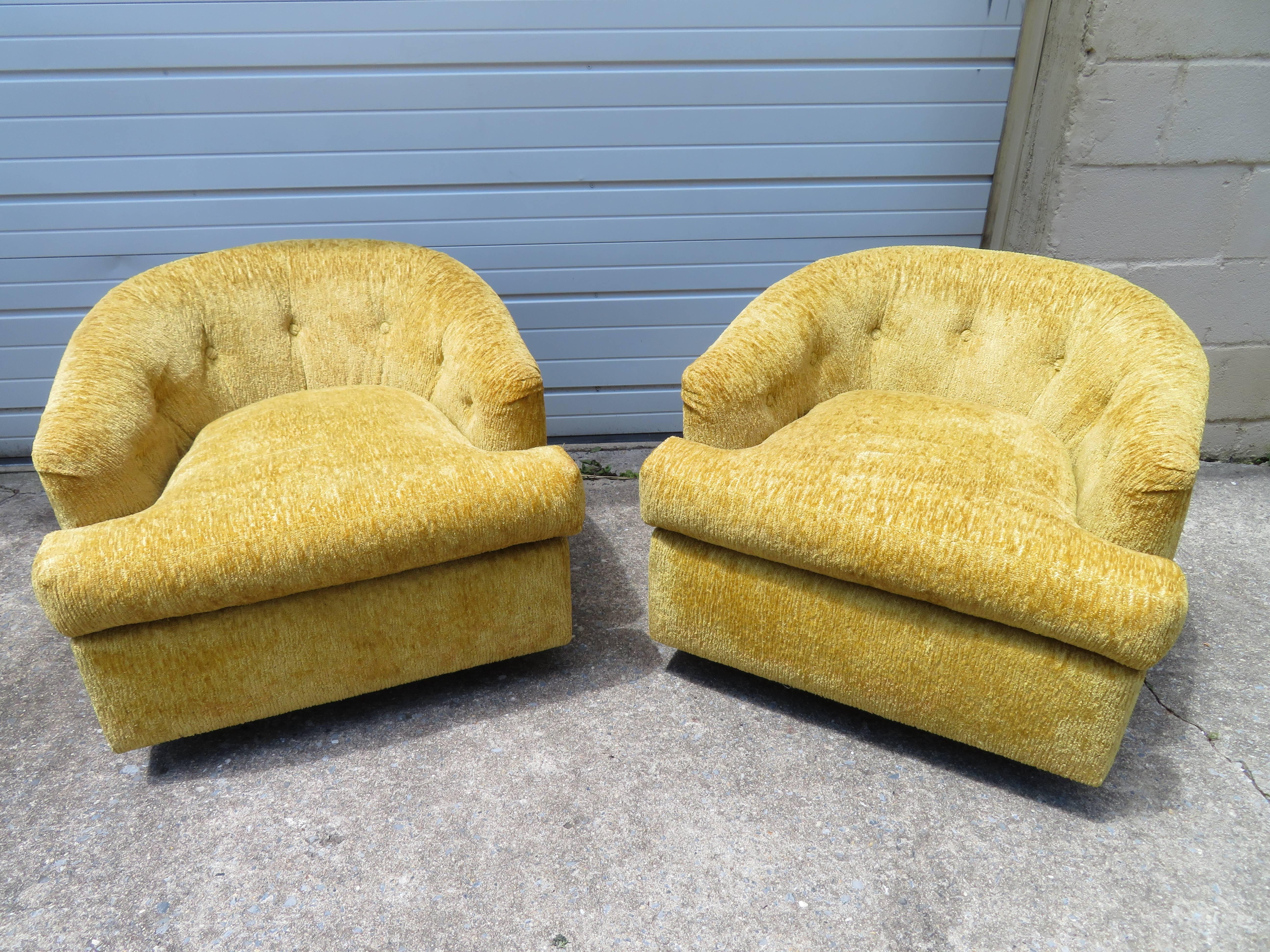 American Handsome Pair of John Stuart Swivel Barrel Back Lounge Chairs Mid-Century Modern For Sale