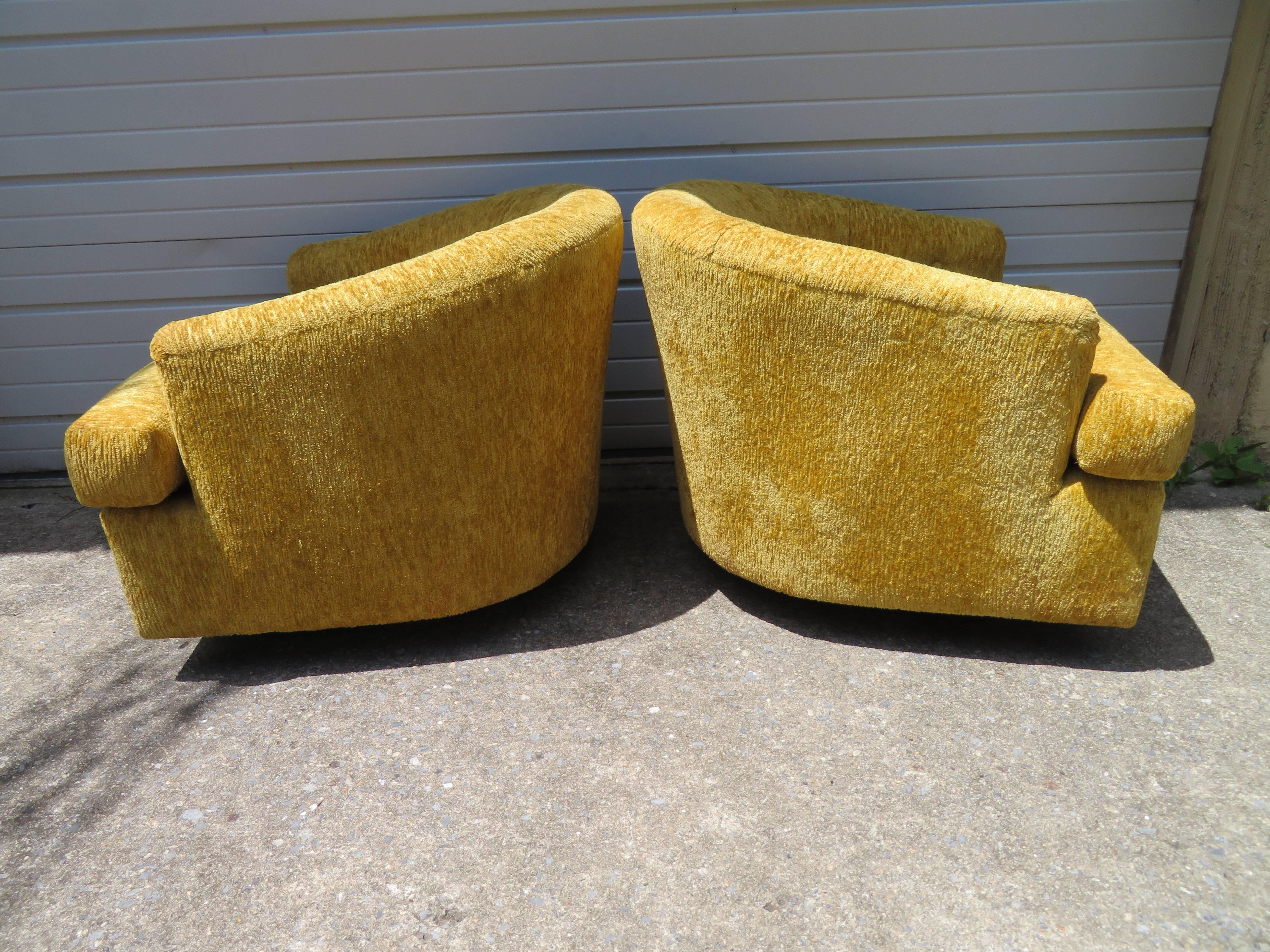 Handsome Pair of John Stuart Swivel Barrel Back Lounge Chairs Mid-Century Modern In Good Condition For Sale In Pemberton, NJ