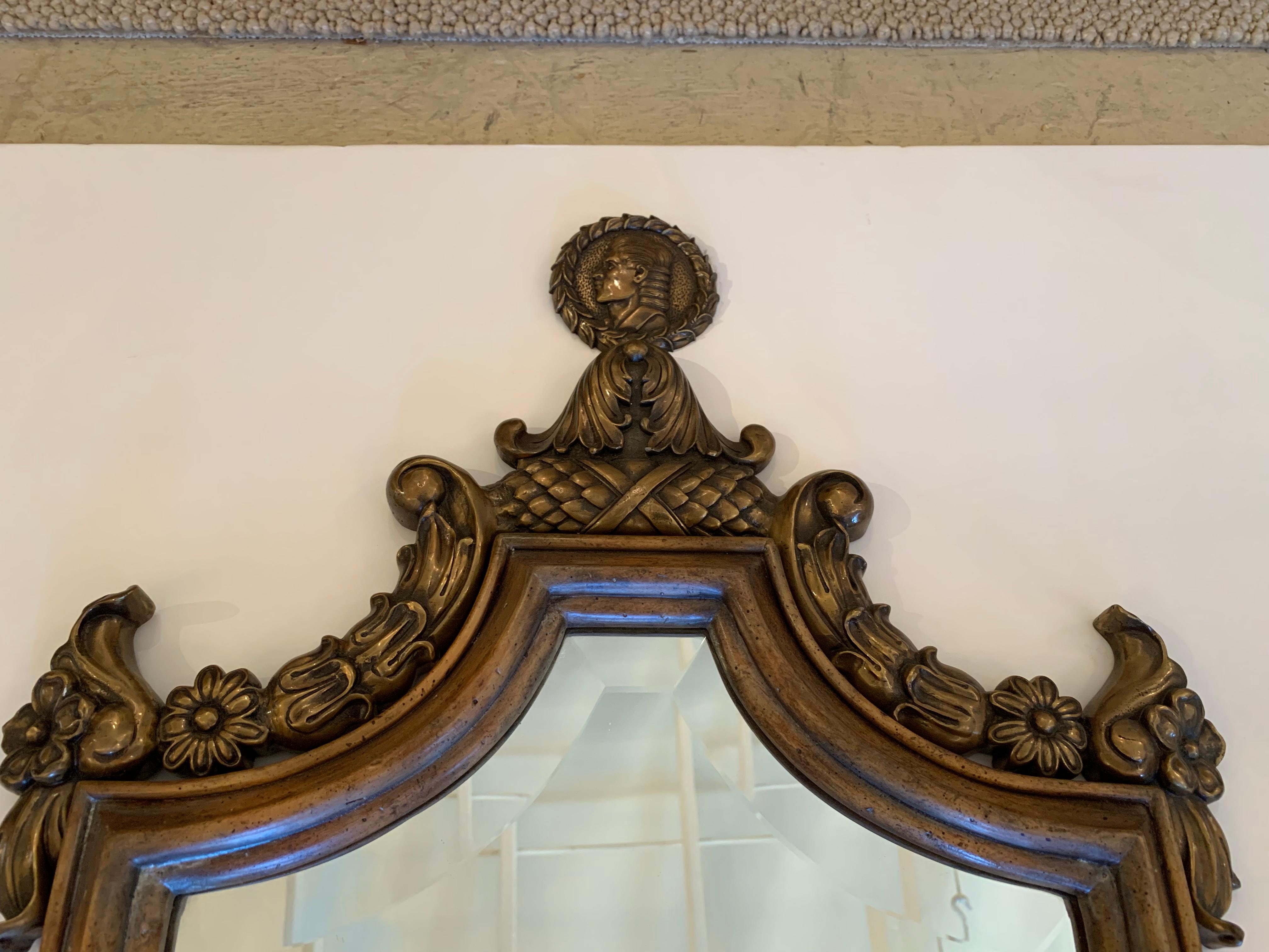 Néoclassique Belle paire d'appliques à deux bras en miroir avec miroir en forme de bouclier de Maitland Smith en vente