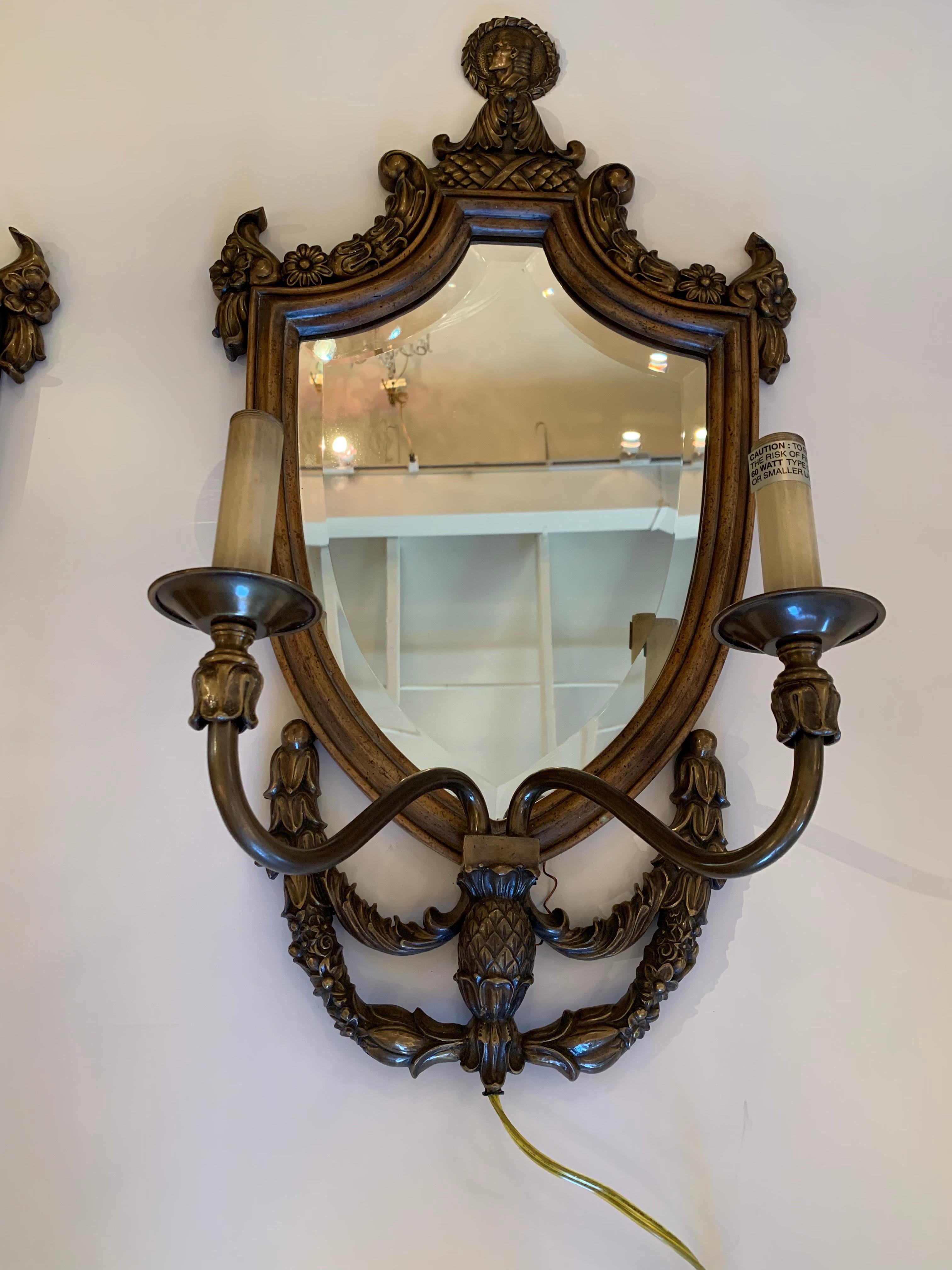 Fin du 20e siècle Belle paire d'appliques à deux bras en miroir avec miroir en forme de bouclier de Maitland Smith en vente