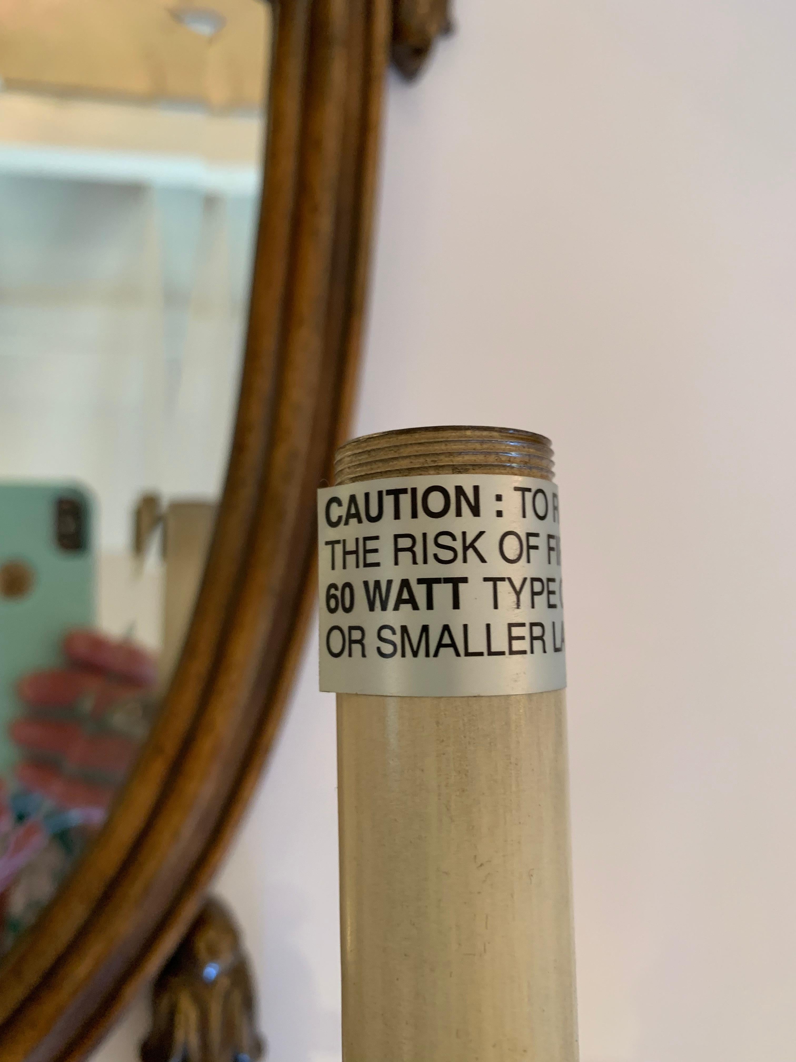 Laiton Belle paire d'appliques à deux bras en miroir avec miroir en forme de bouclier de Maitland Smith en vente