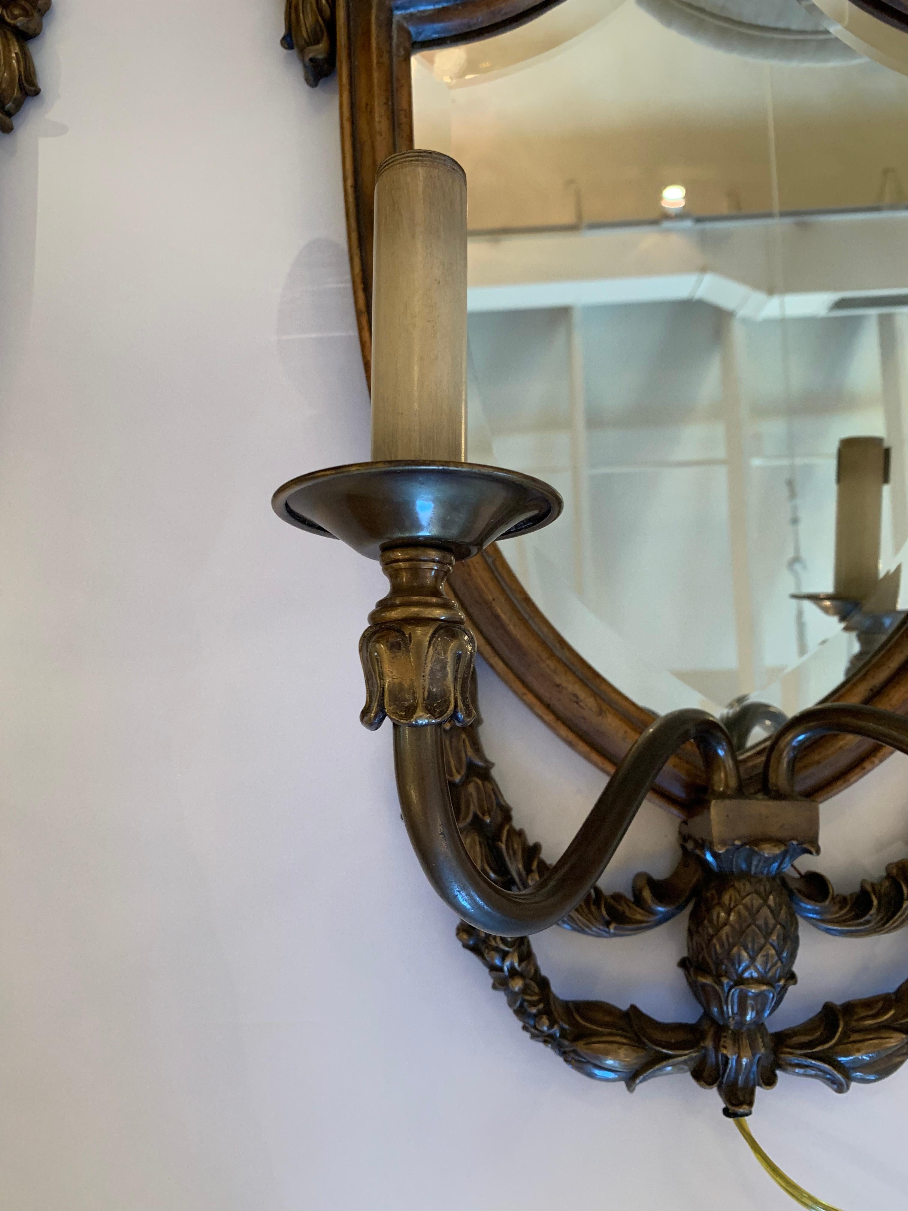 Belle paire d'appliques à deux bras en miroir avec miroir en forme de bouclier de Maitland Smith en vente 1