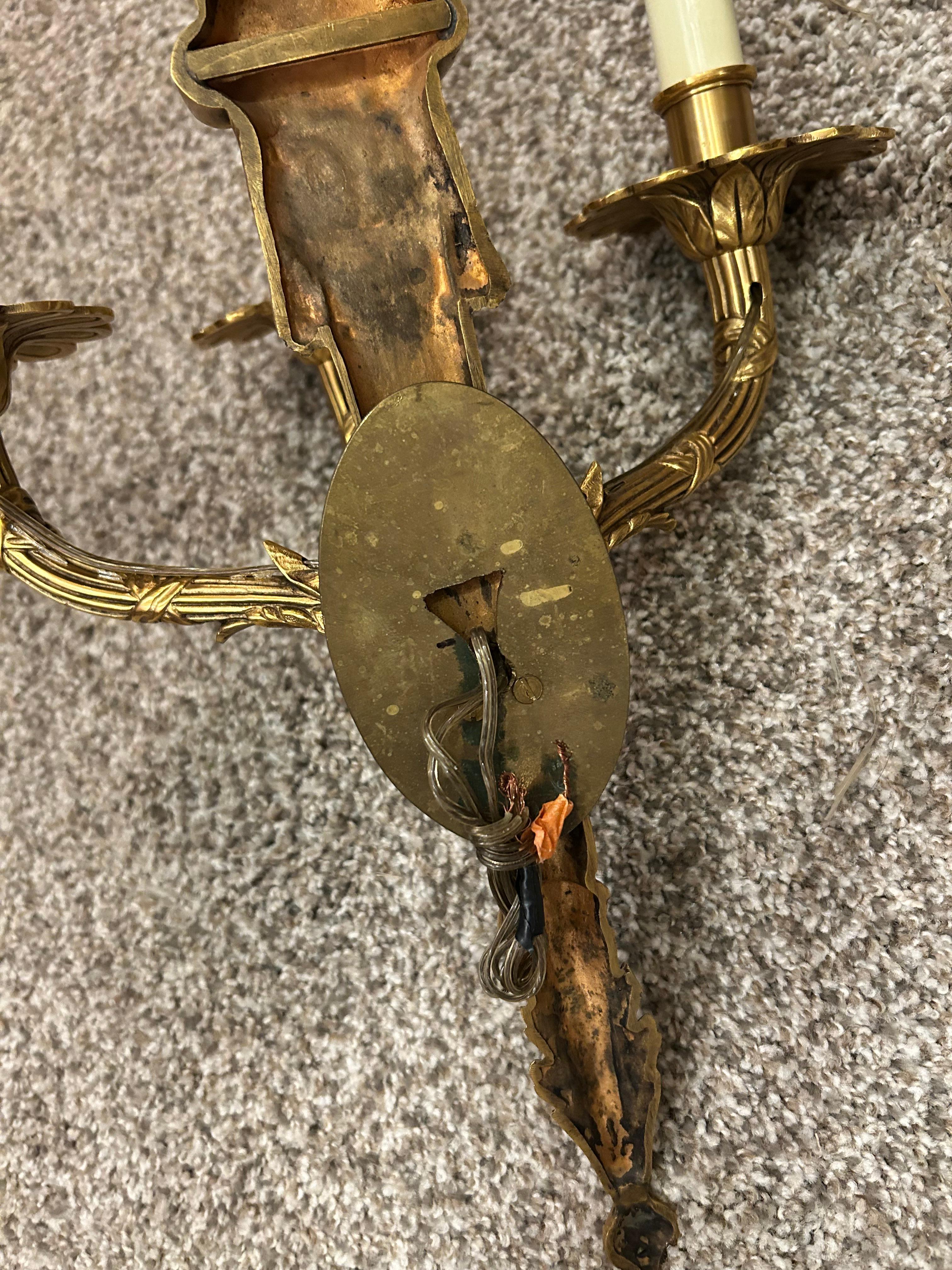 Bonito par de apliques de latón macizo en venta 4