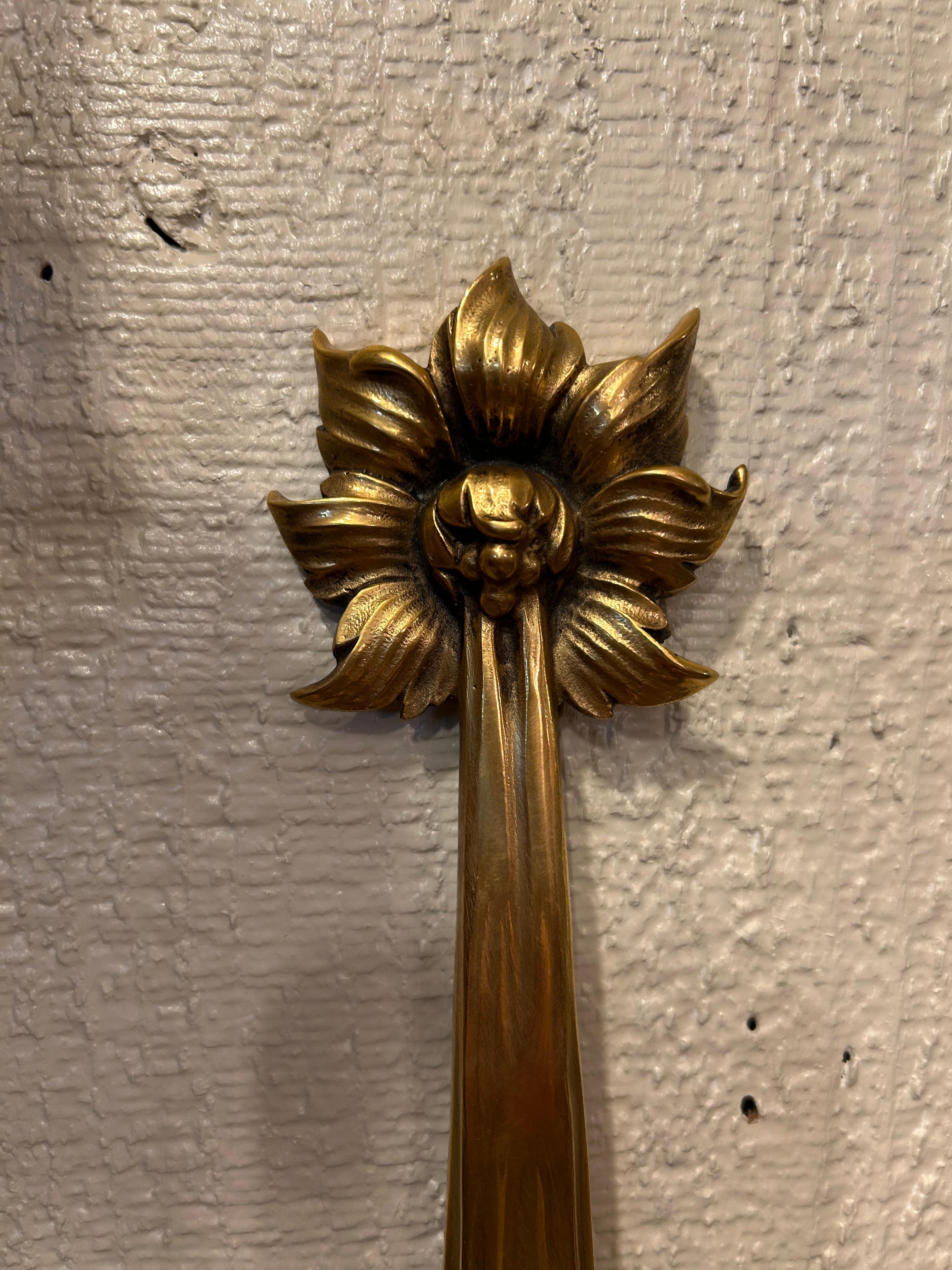 Bonito par de apliques de latón macizo Neoclásico en venta