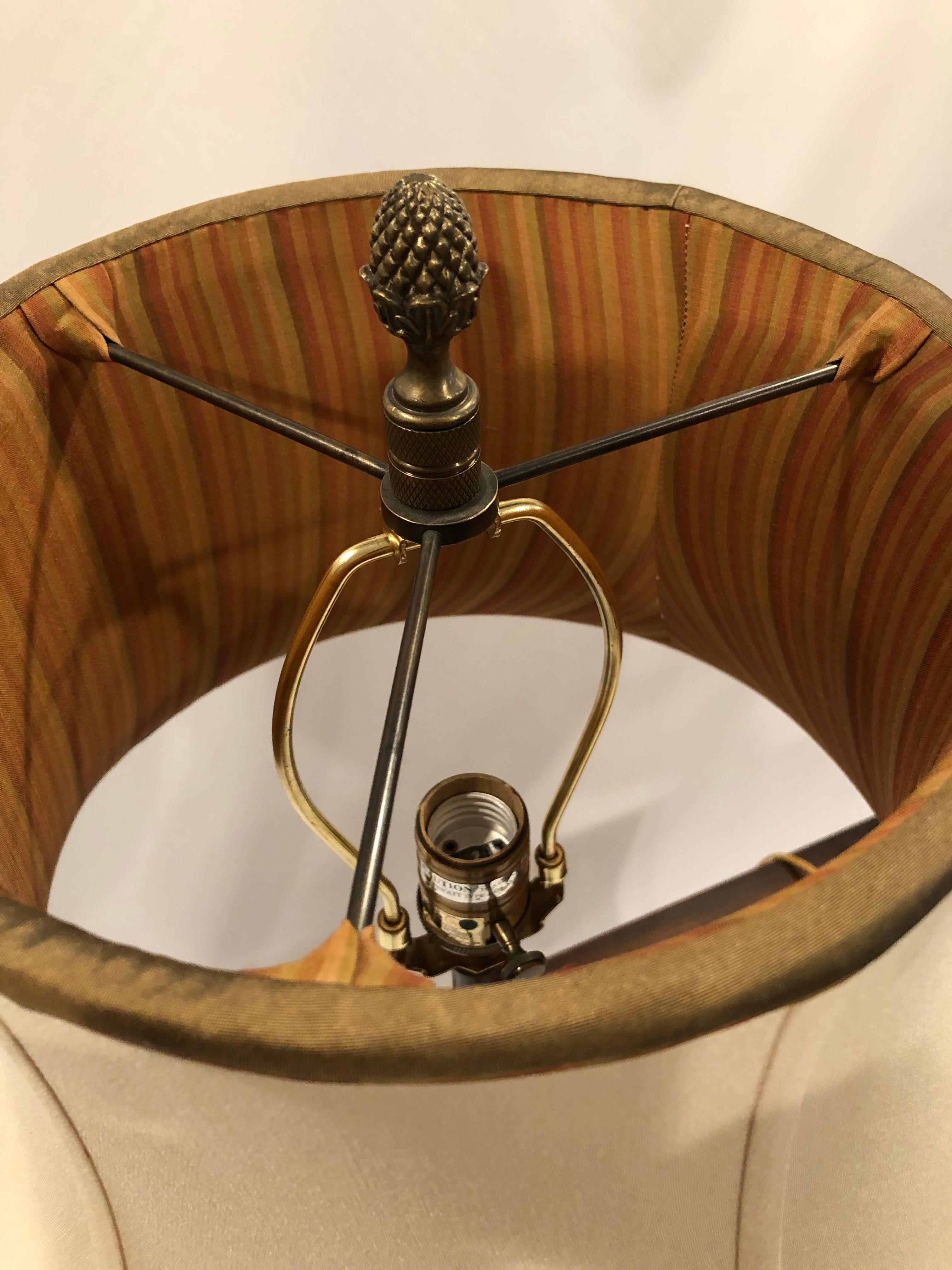 Belle paire de lampes de table à colonne incrustées de bois de ronce de Theodore Alexander en vente 2