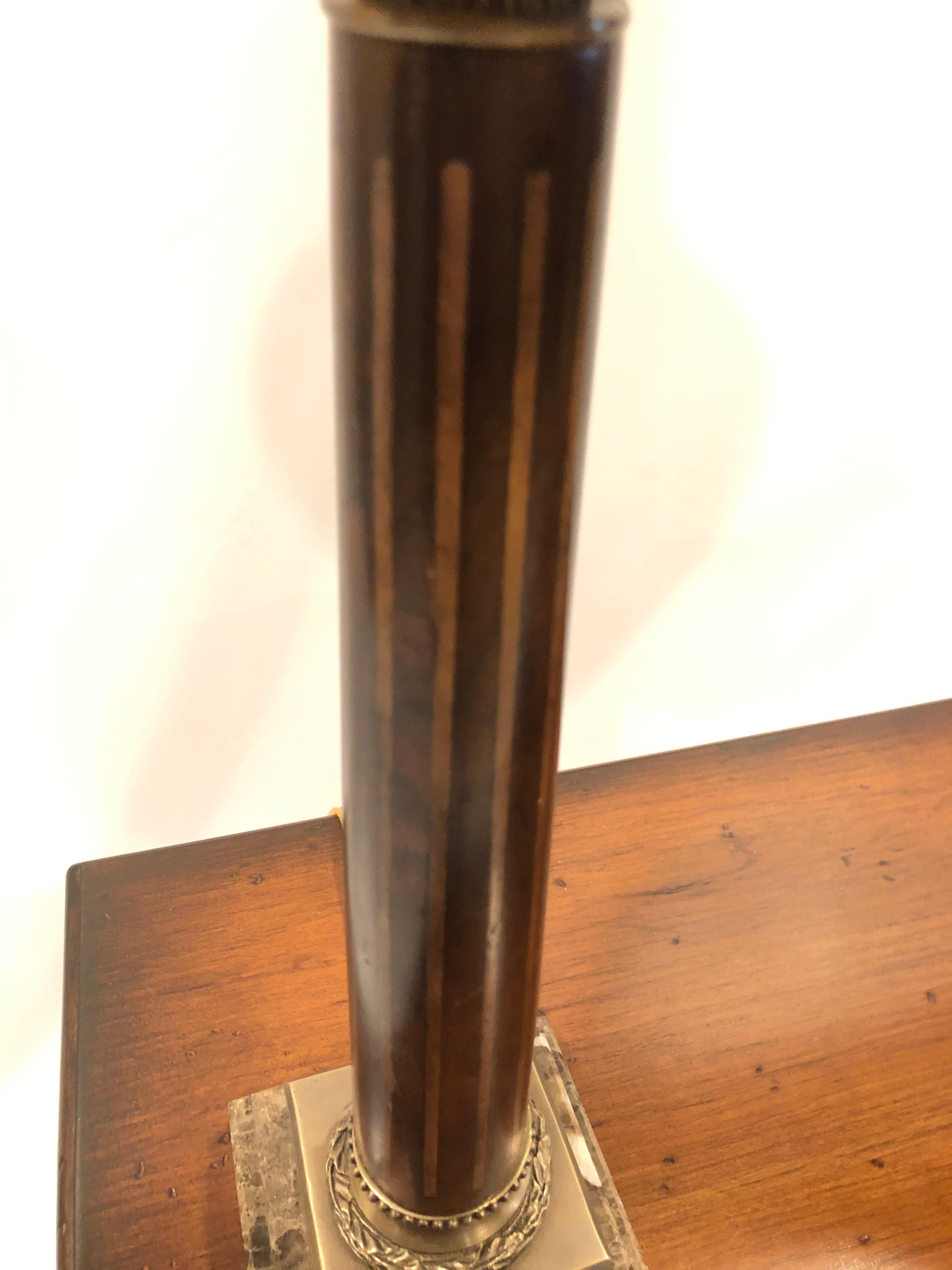 Vietnamien Belle paire de lampes de table à colonne incrustées de bois de ronce de Theodore Alexander en vente