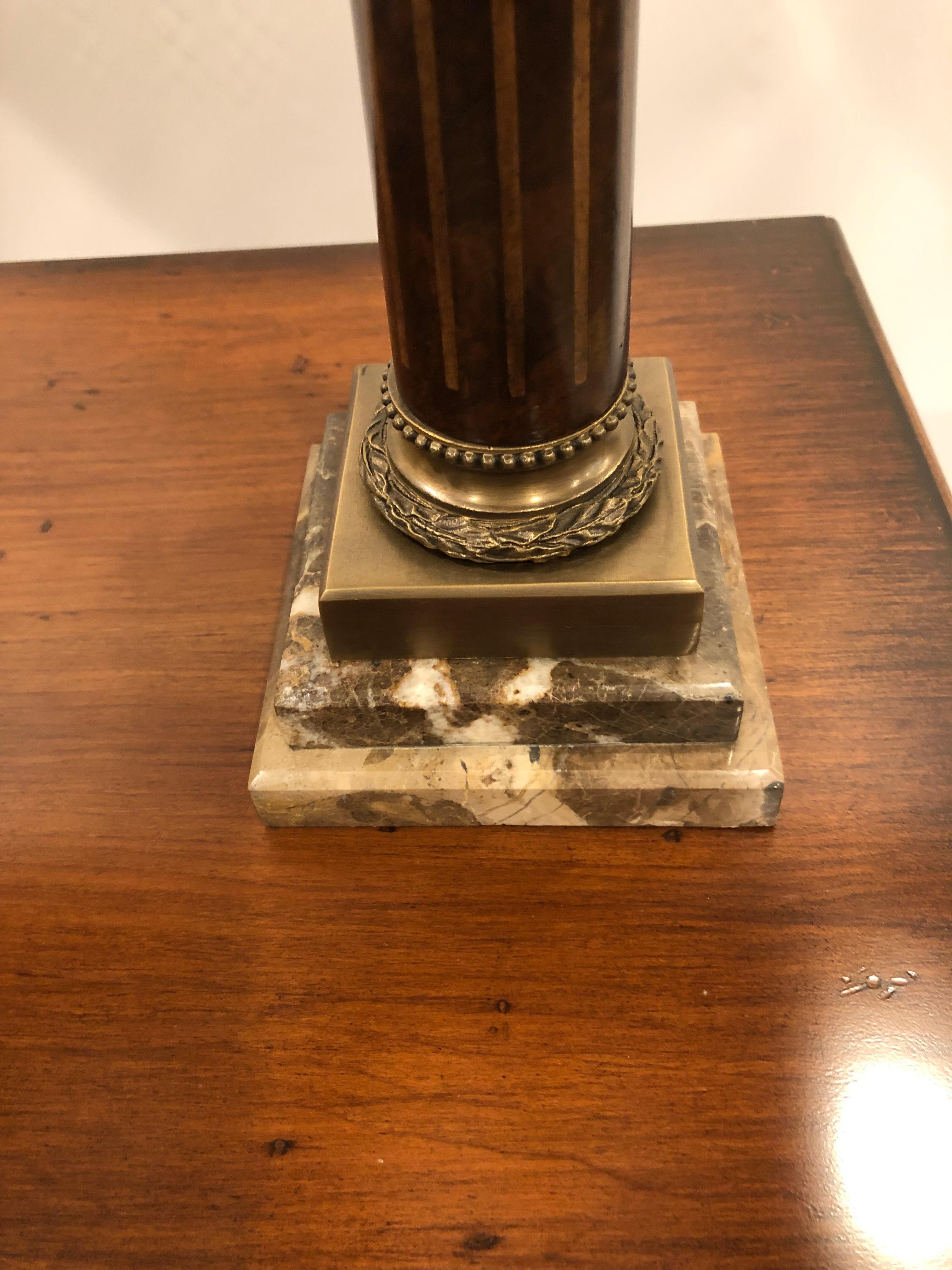 Belle paire de lampes de table à colonne incrustées de bois de ronce de Theodore Alexander Bon état - En vente à Hopewell, NJ