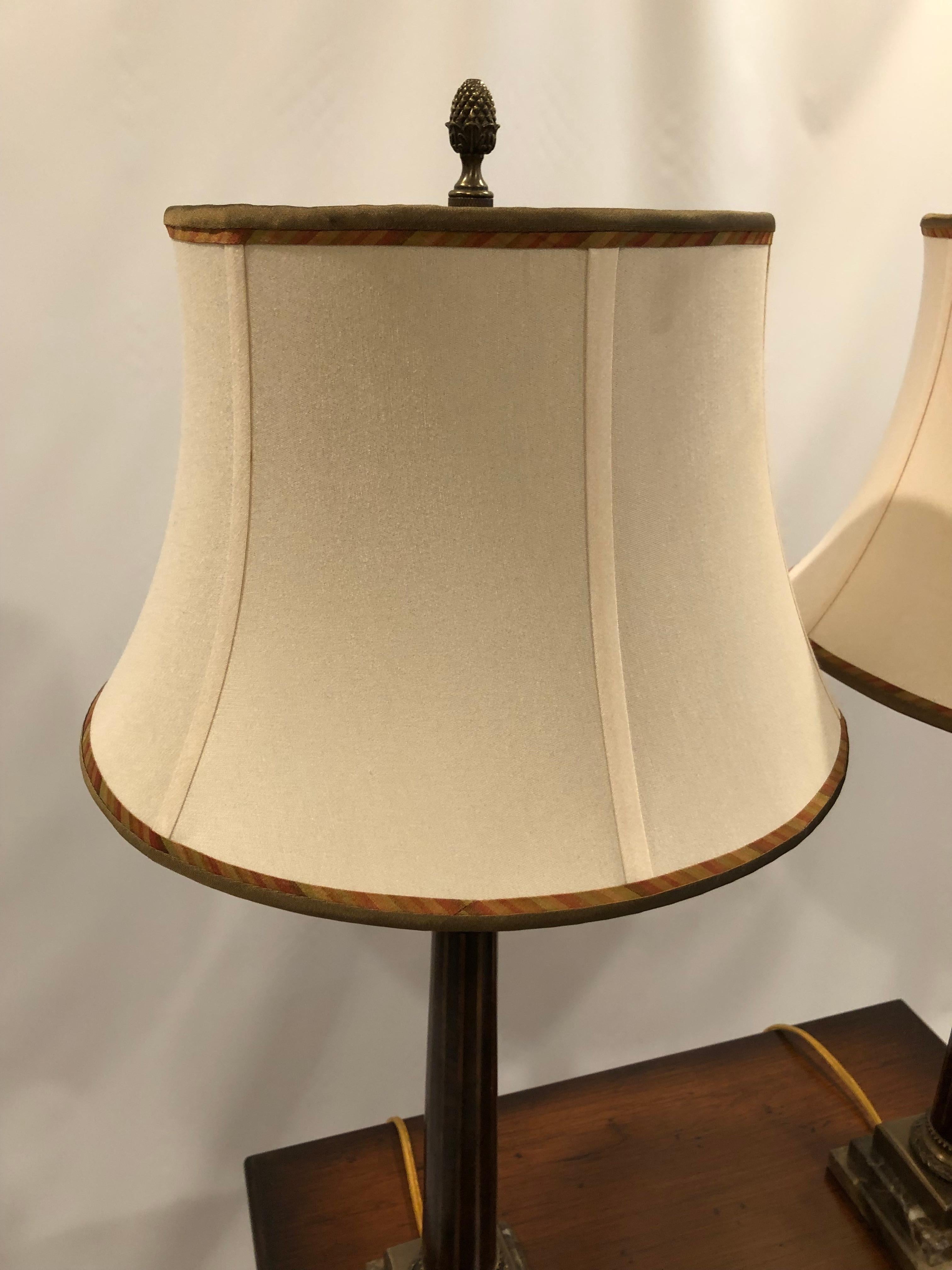 Belle paire de lampes de table à colonne incrustées de bois de ronce de Theodore Alexander en vente 1