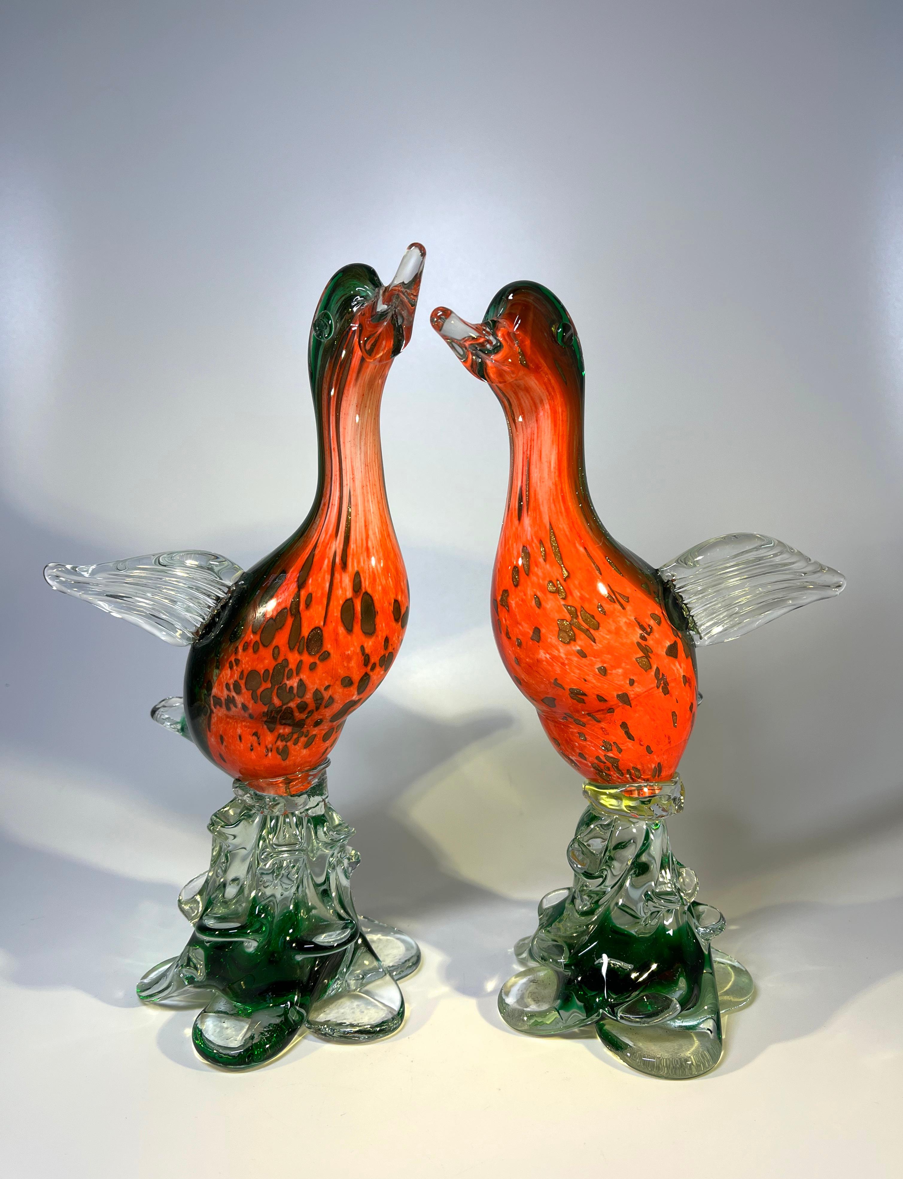 Une paire expressive d'oiseaux en verre de Murano aux couleurs vives
Superbement soufflé à la main avec du verre rouge cramoisi, de l'avventurine étincelante, du vert émeraude riche et du verre cristallin.
Circa 1960's
Une paire substantielle et