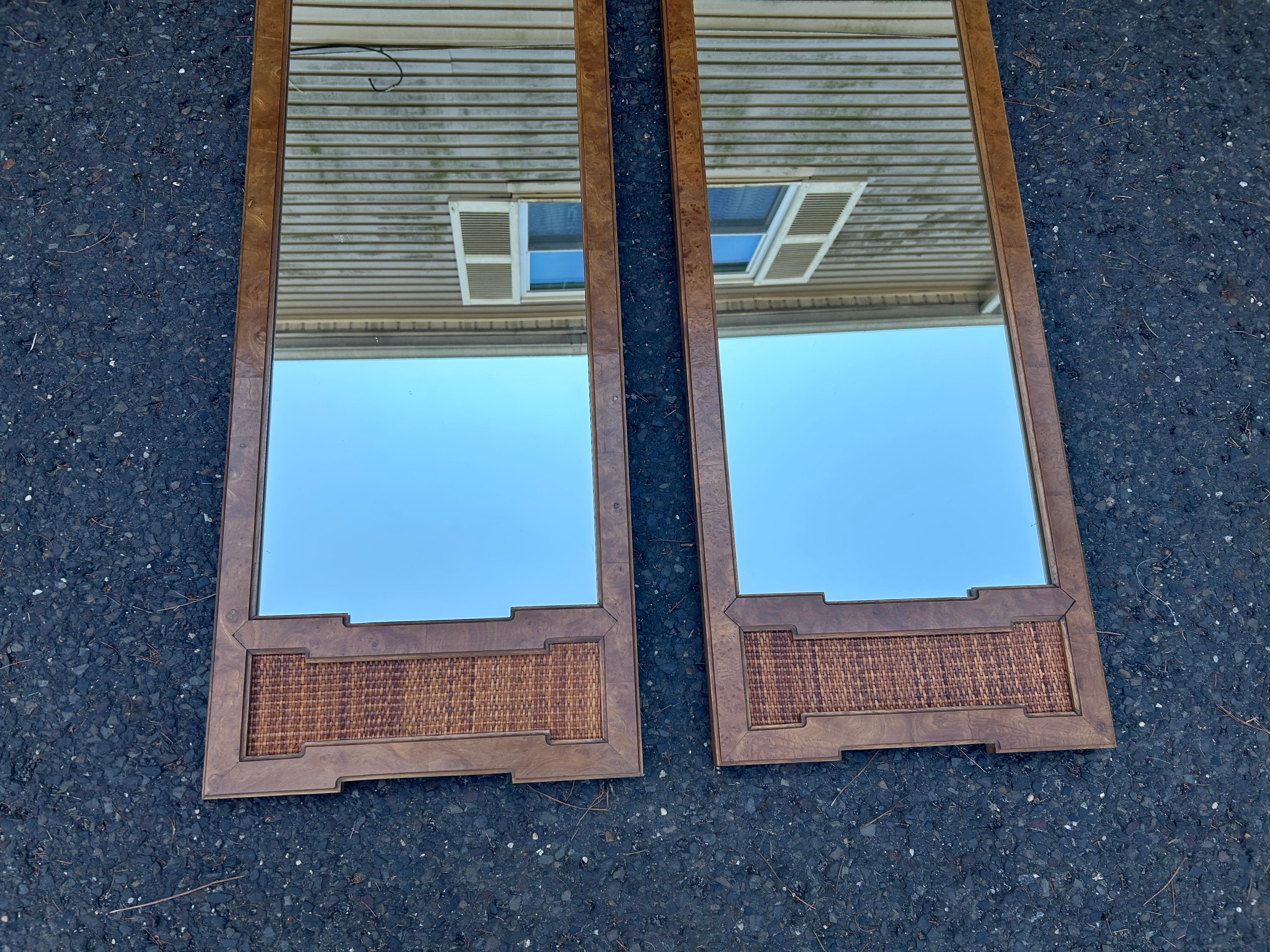 Mid-Century moderno Bellissima coppia di specchi alti Thomasville in legno di radica del Medioevo Moderno in vendita