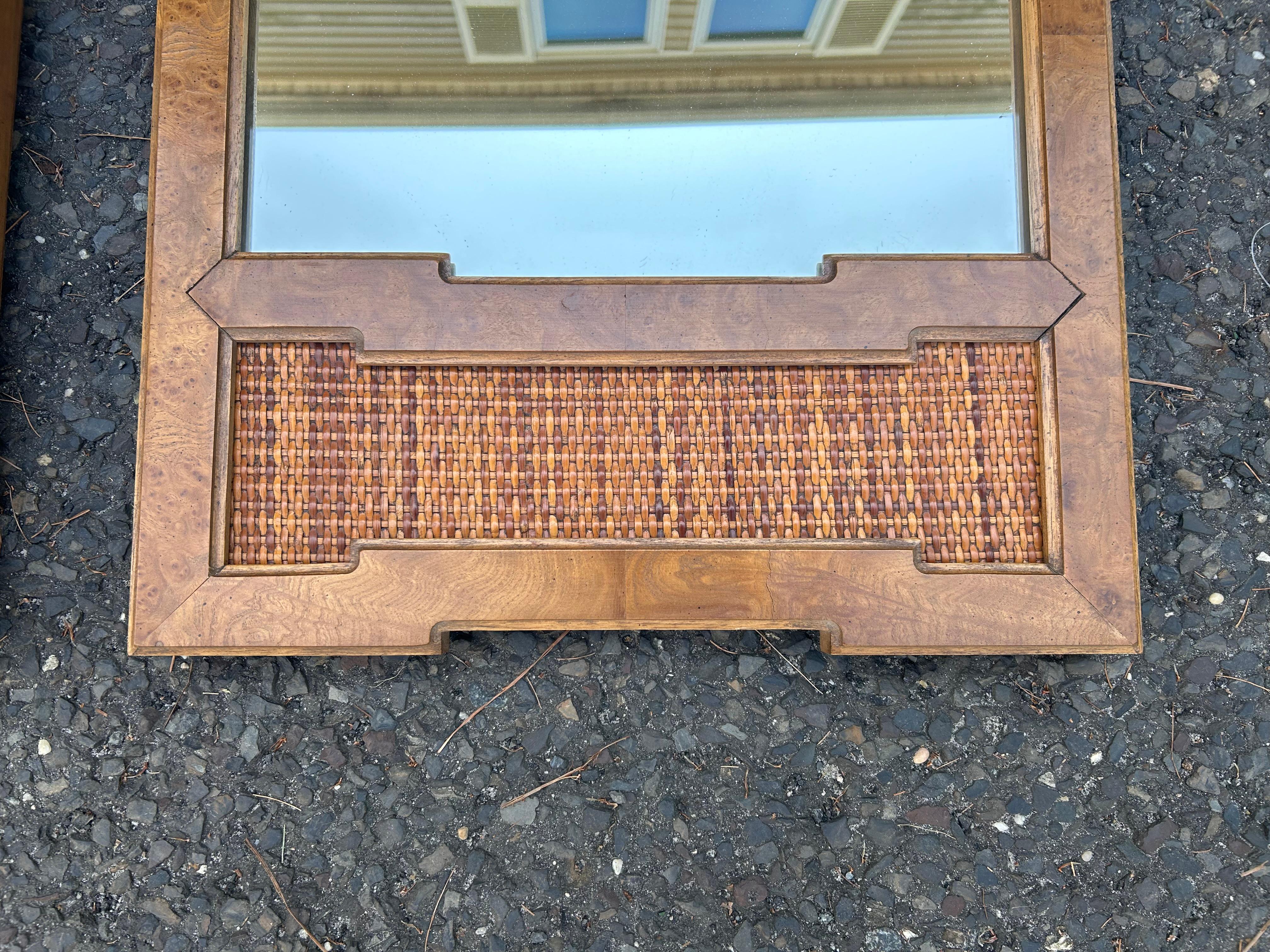 Bellissima coppia di specchi alti Thomasville in legno di radica del Medioevo Moderno In condizioni buone in vendita a Pemberton, NJ