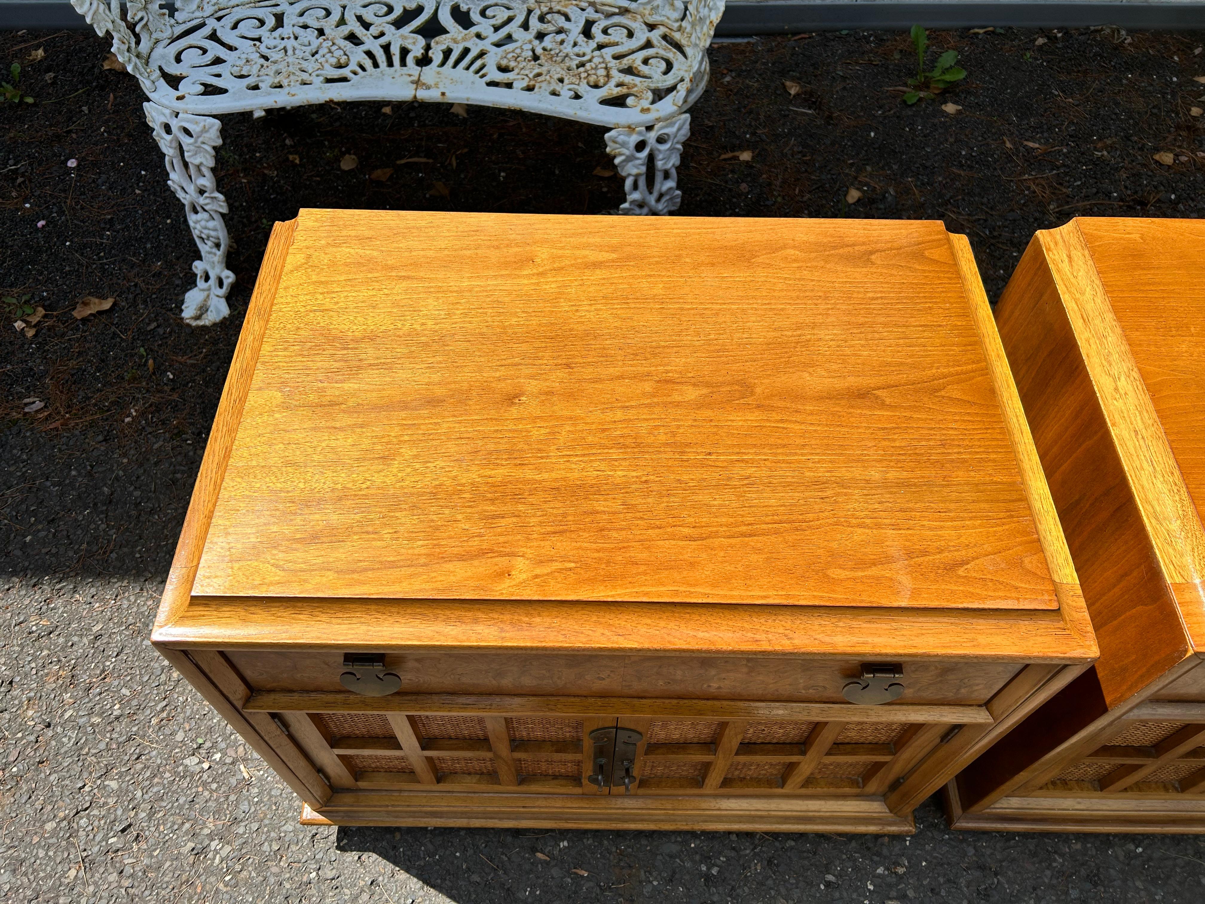 Handsome Pair Thomasville Burl Wood Caned Front Night Stands Mid-Century Modern In Good Condition In Pemberton, NJ
