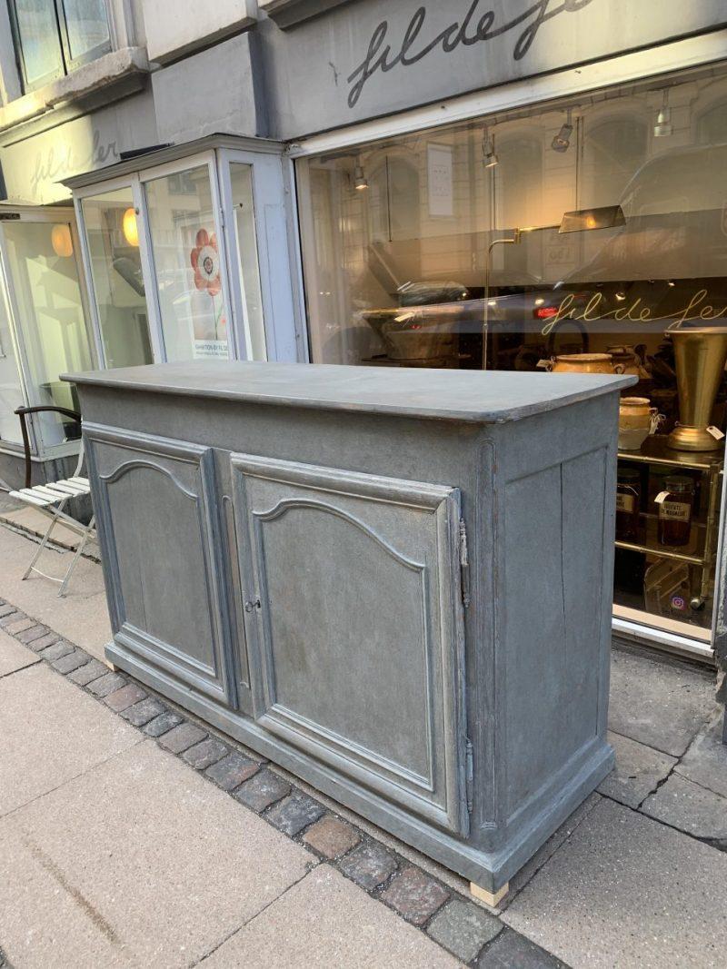 Lovely antique French cabinet / sideboard, with double doors. A fantastically beautiful Gustavian dark grey paint with a bluish tone, and with beautiful patina and structure.

Circa 1900 France, this piece is a solid quality processed storage