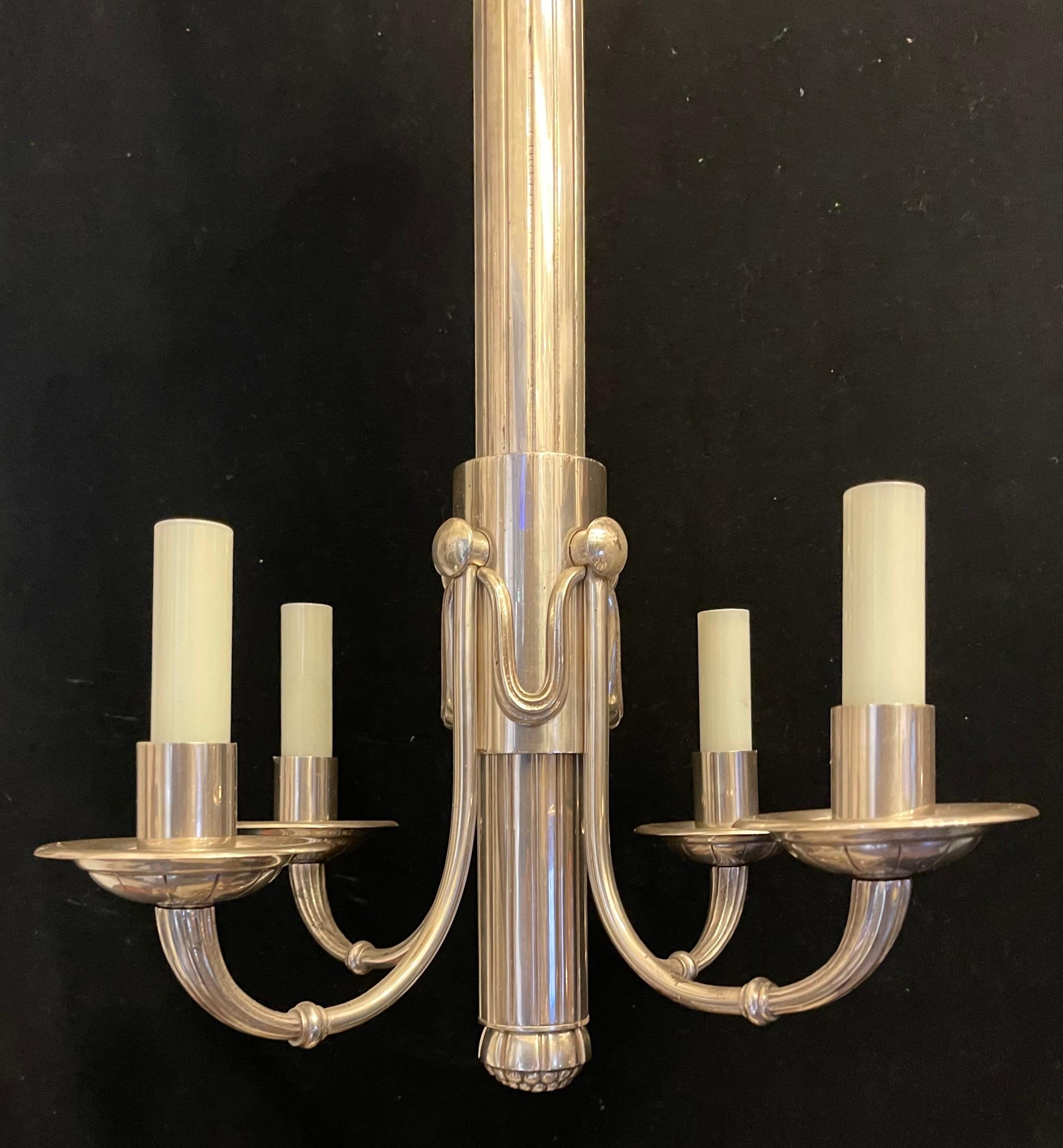 Un bel lampadario in nichel lucido in stile Art Deco, con albero centrale a forma di festoni alla maniera di Ralph Lauren. Questo apparecchio ha 4 prese a candelabro che sono state ricablate ed è accompagnato da un baldacchino a catena e dalla