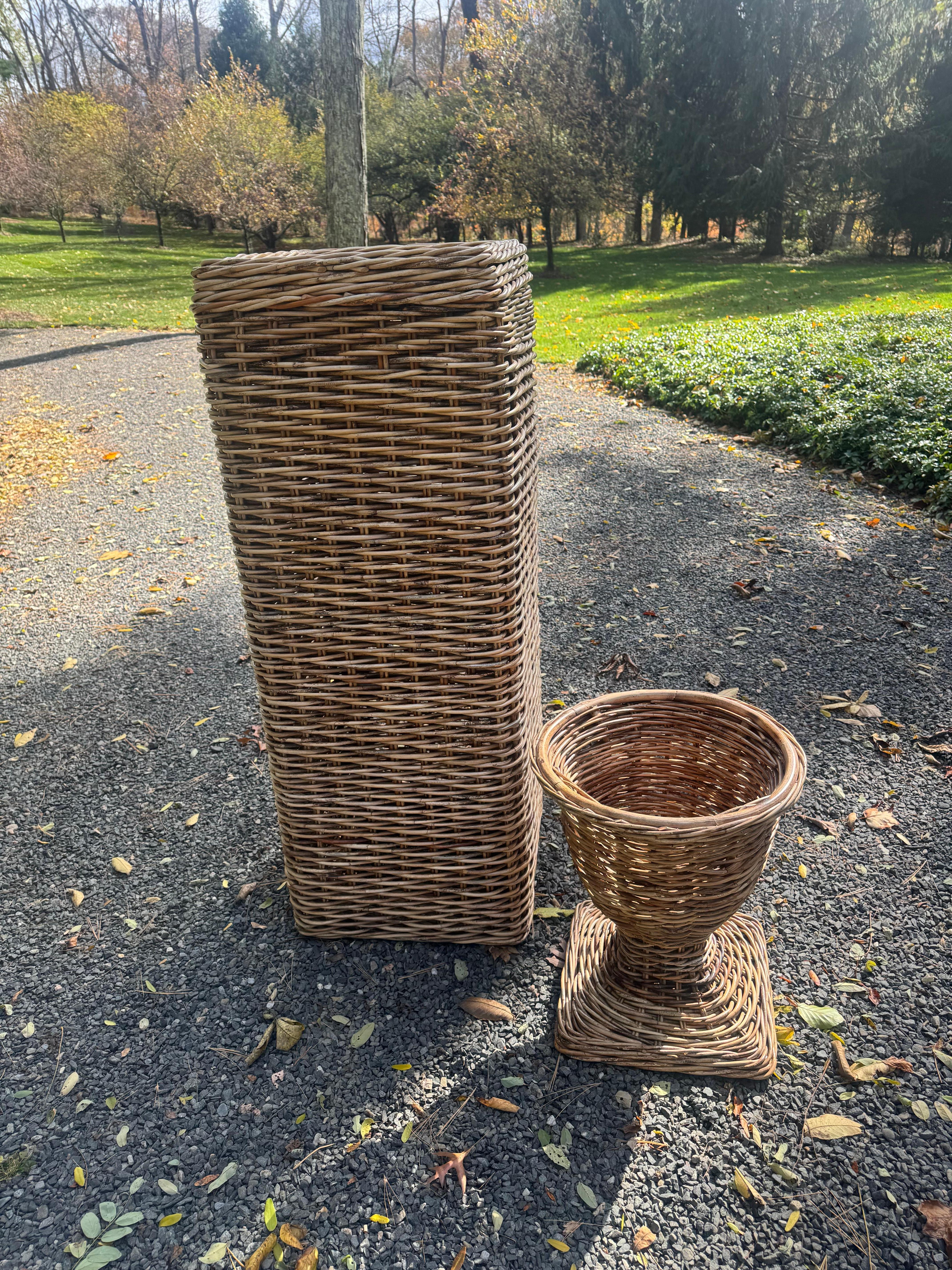 Handsome Rattan French Country Pedestal & Urn In Good Condition For Sale In Hopewell, NJ